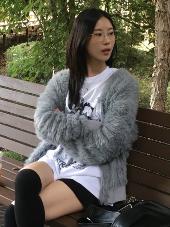 PHOS333 Hairy Cardigan Blue Grey, PHOS333 Hairy Cardigan Beige 착용 스타일 - 1