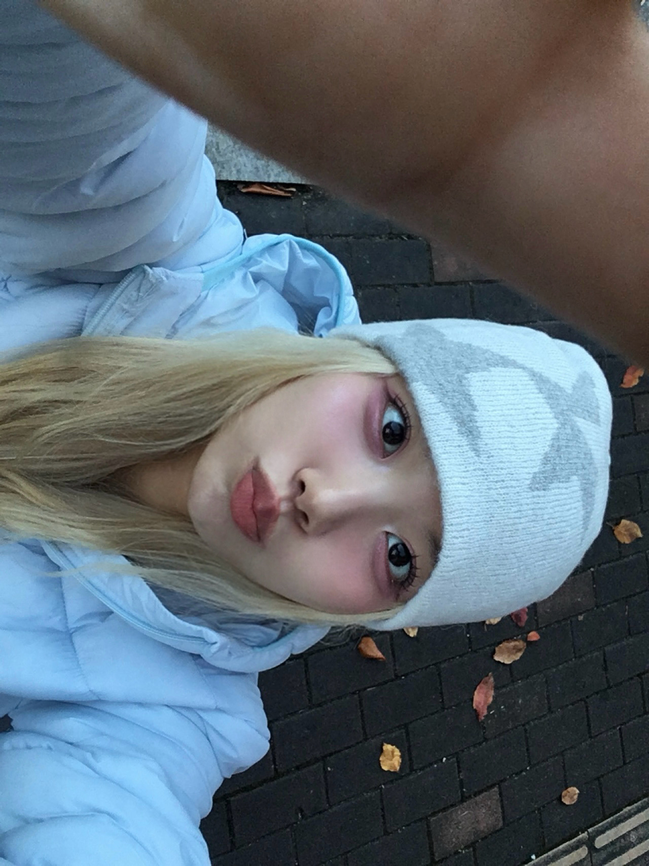 CAVISH Twin Star Beanie Ivory 착용 스타일 - 2