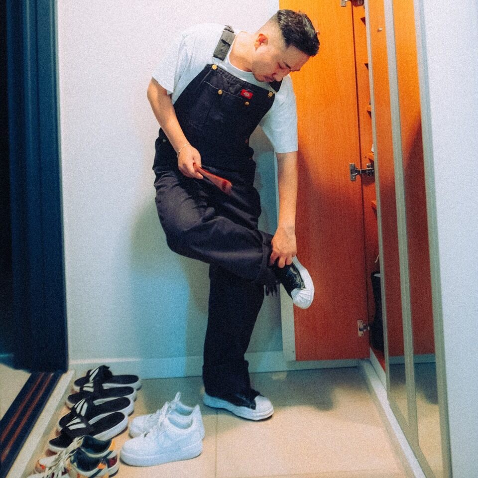 Maison Mihara Yasuhiro Blakey OG Sole Leather Low-top Sneakers Black, IAB Studio T-Shirt White Navy 착용 스타일