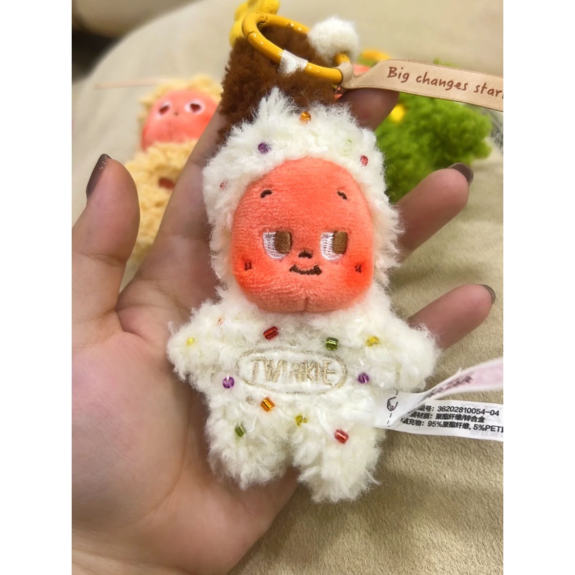 Pop Mart Twinkle Twinkle Savor the Moment Series-Fresh-Baked Mini Cookies Plush Pendant Sweet Cream (Opened Case) 착용 스타일