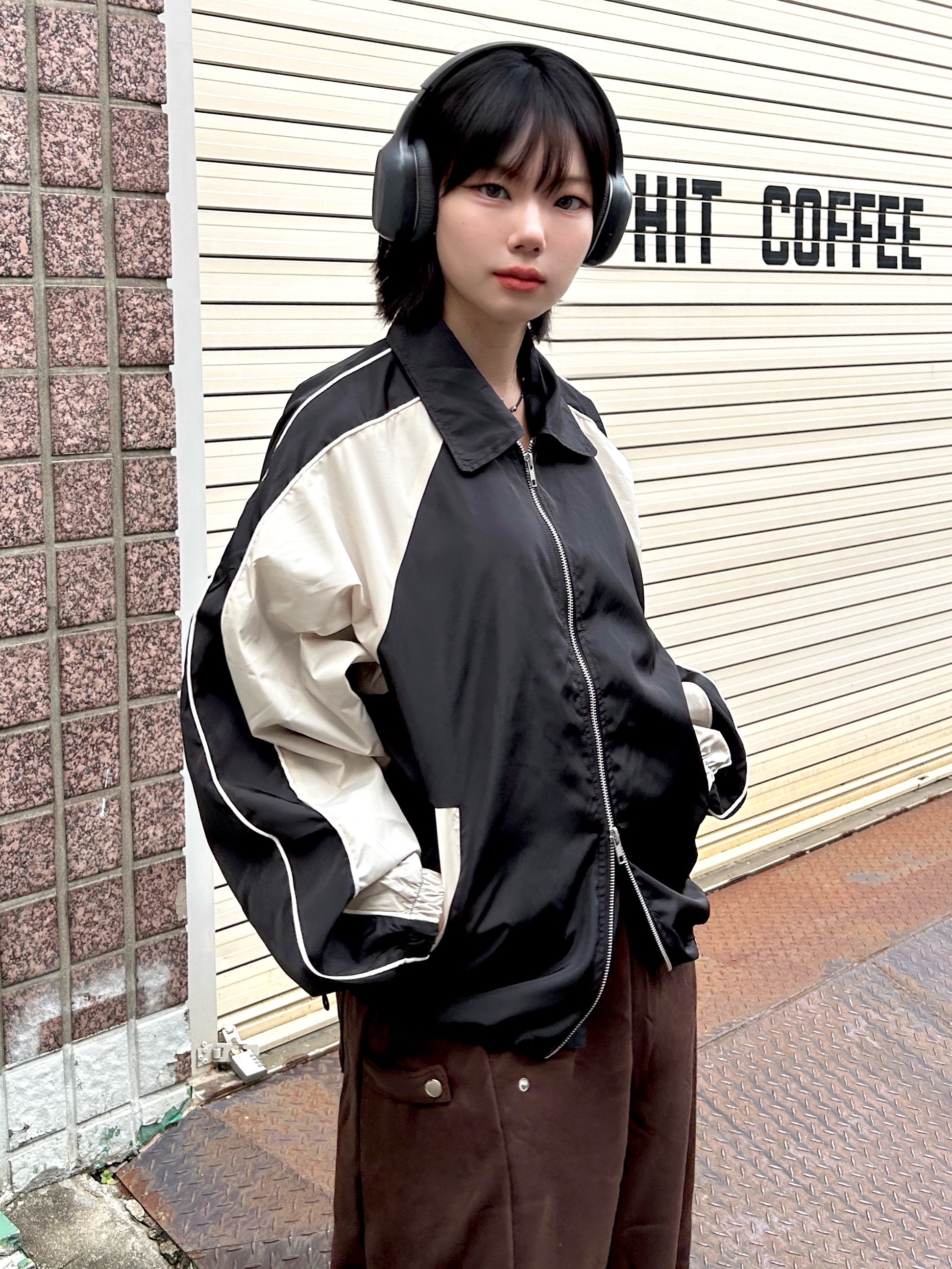 SLOW RECORD HOUSE Piping Line Windbreaker Black & Beige 착용 스타일