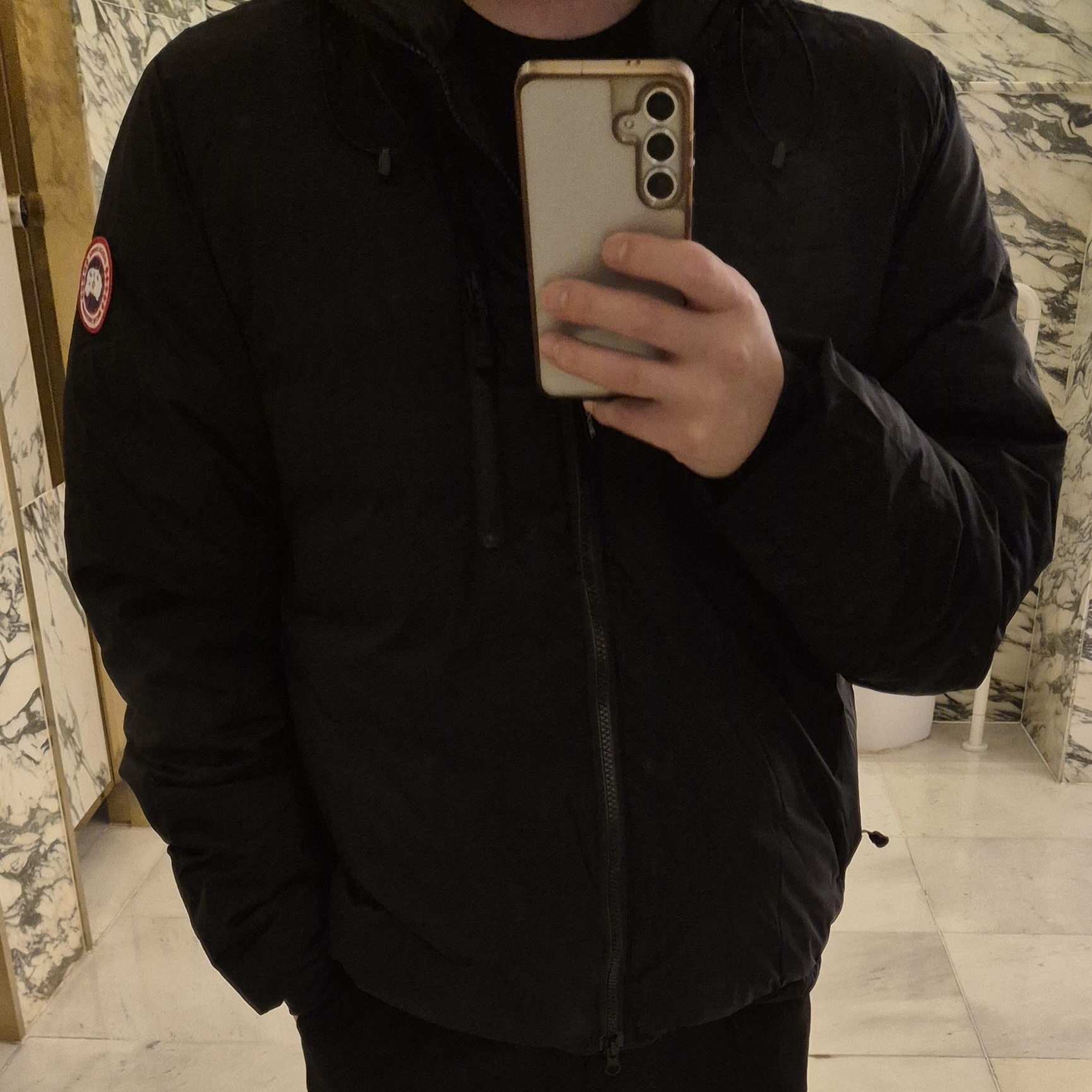 Canada Goose Lodge Down Hoody Matte Finish Black 착용 스타일 - 2