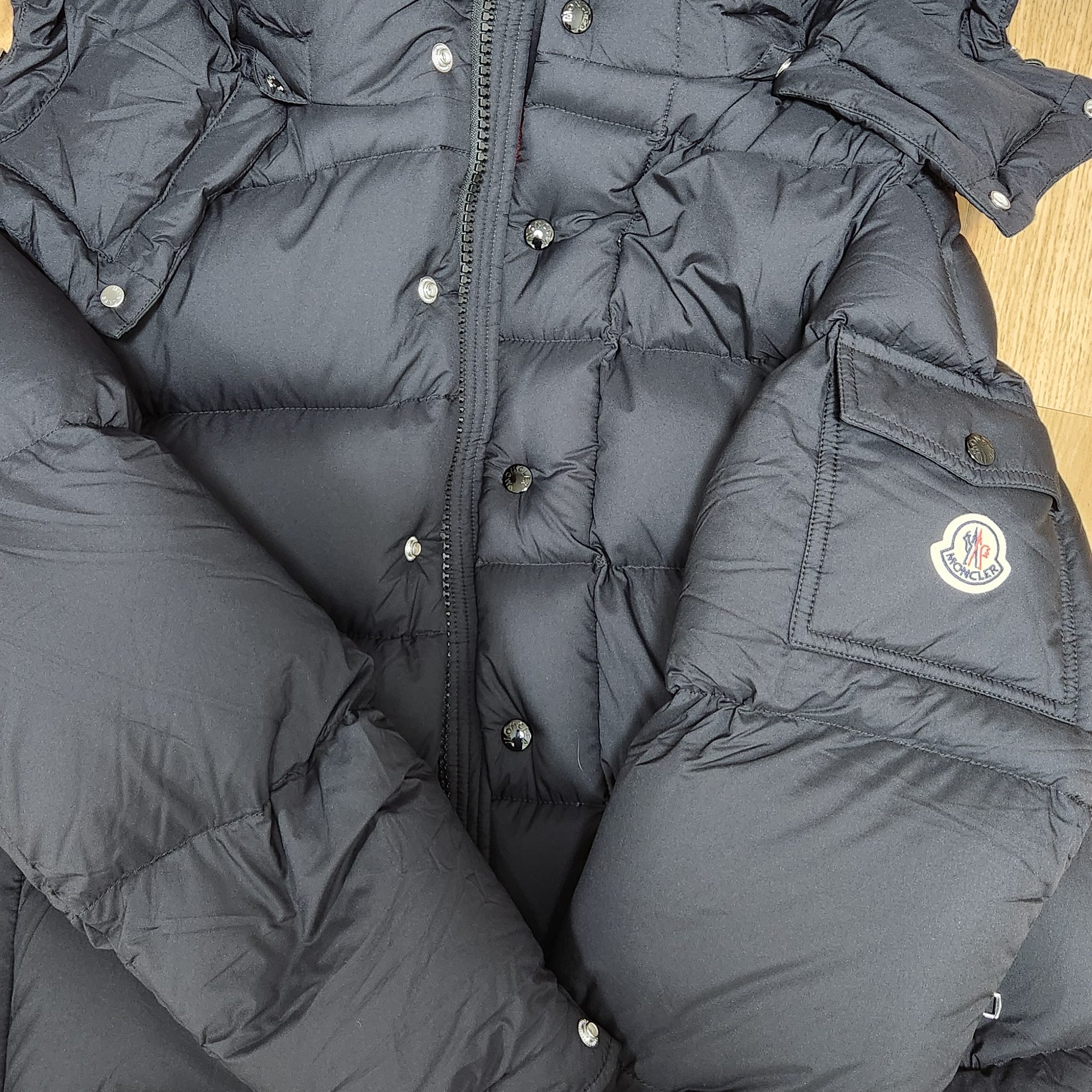 Moncler Maya 70 Hooded Short Down Jacket Black - 25FW 착용 스타일 - 2
