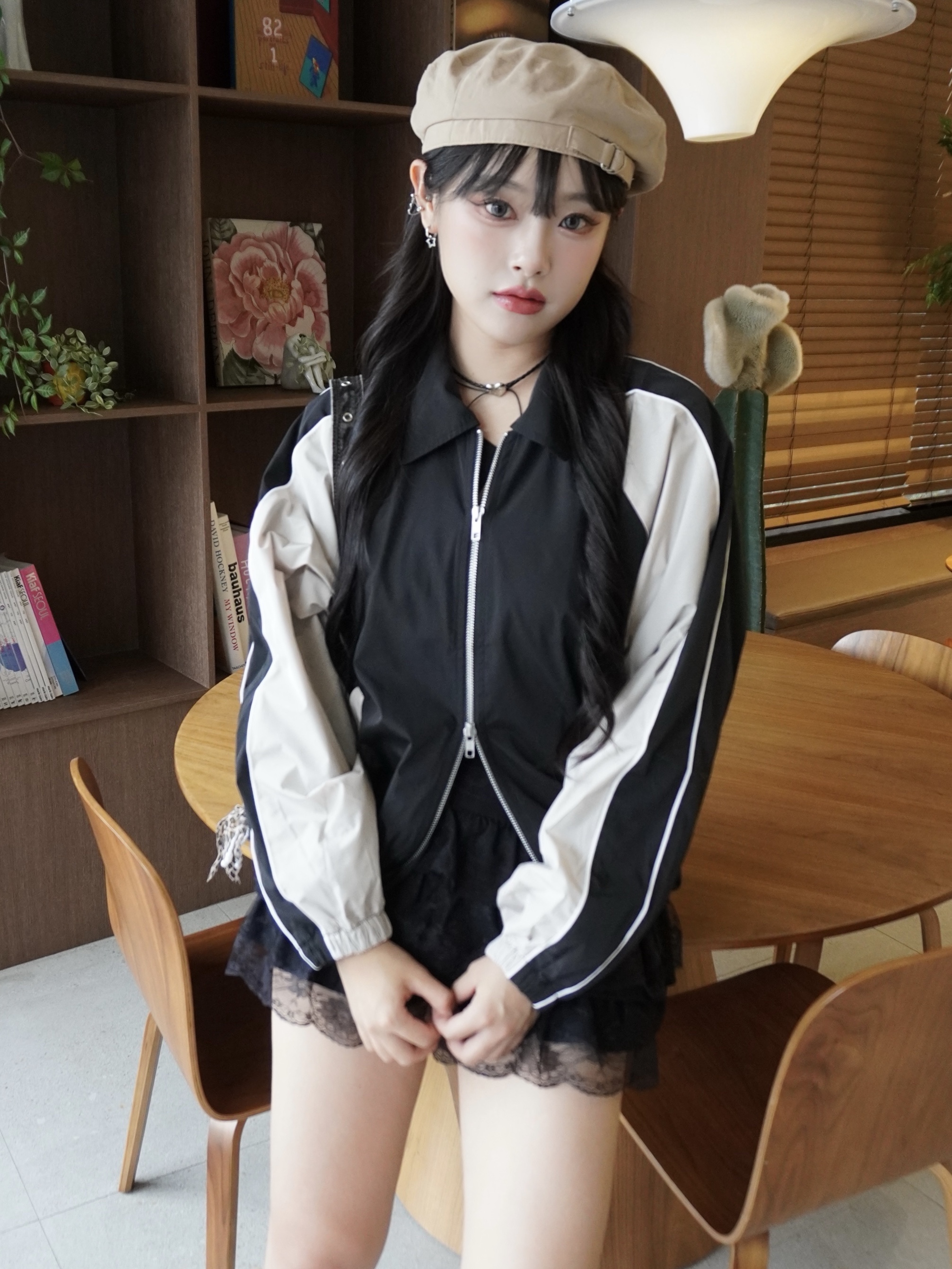 SLOW RECORD HOUSE Piping Line Windbreaker Black & Beige 착용 스타일 - 1