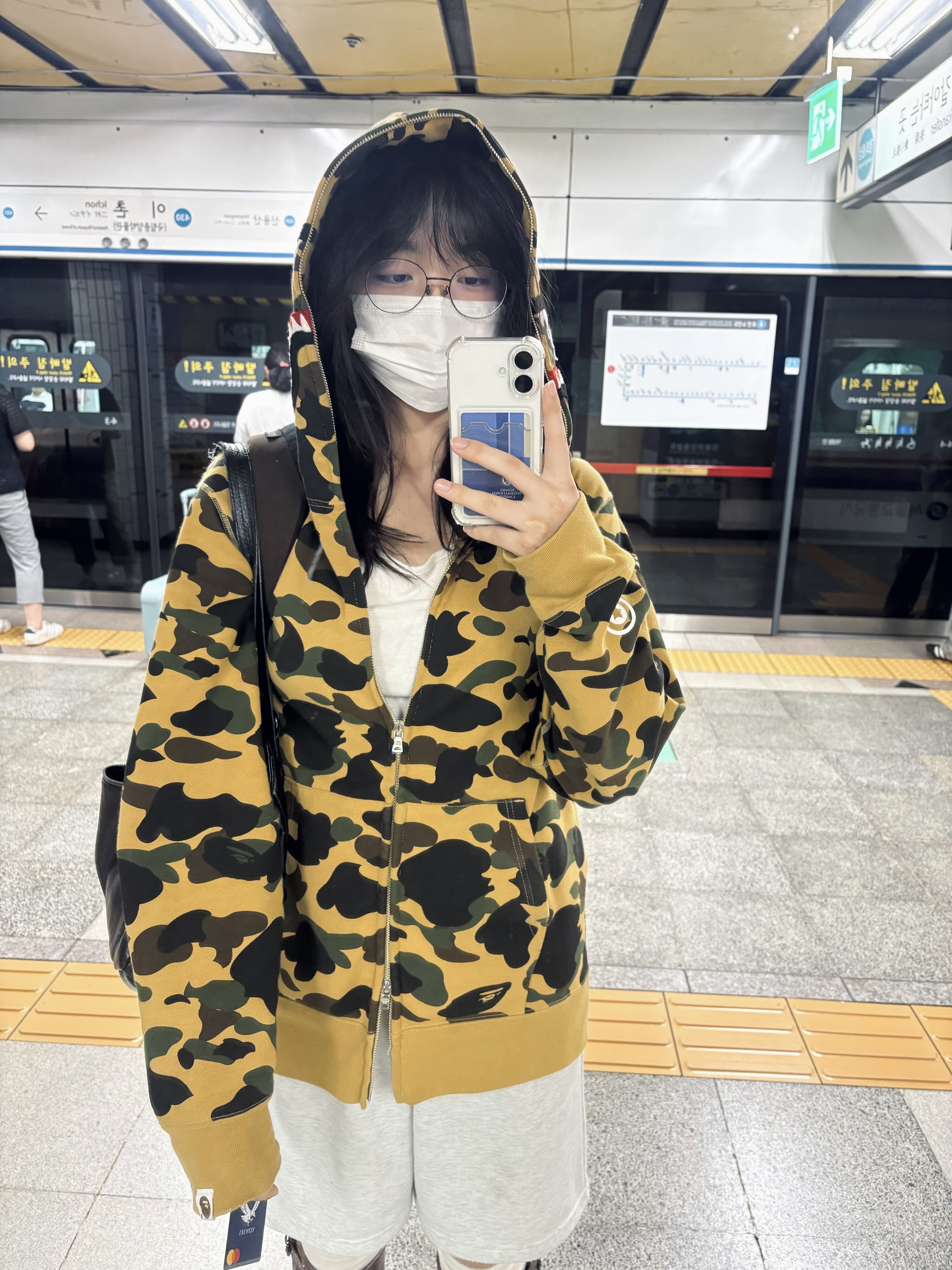 BAPE 1st Camo Shark Full Zip Hoodie Yellow 착용 스타일 - 2