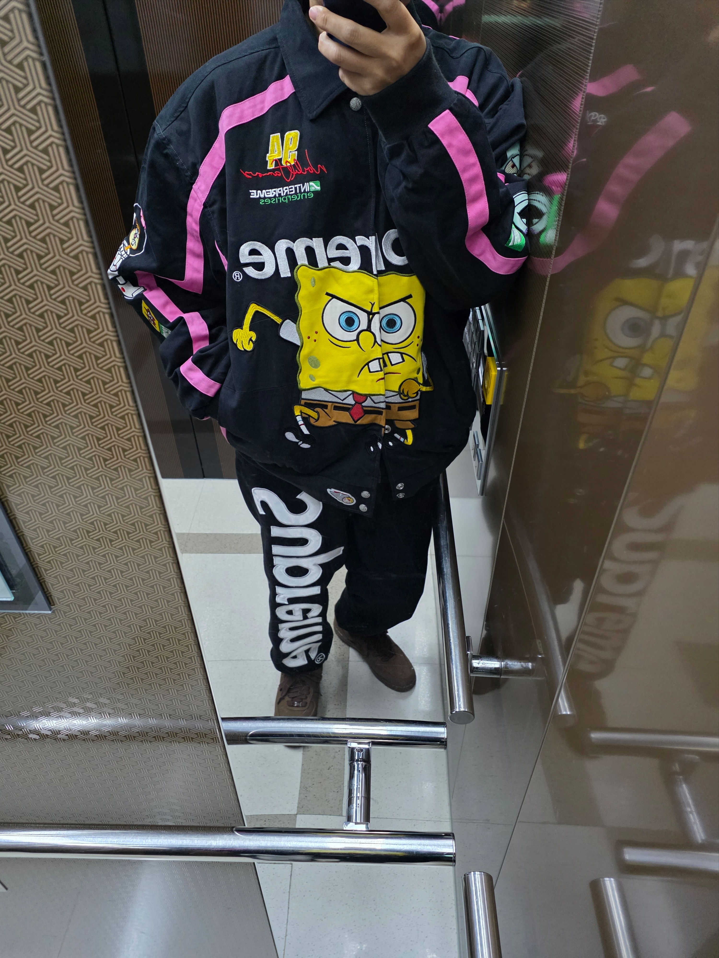 Supreme Satin Applique Sweatpant Black - 25FW, Supreme x SpongeBob SquarePants Jeff Hamilton Racing Jacket Black - 25SS 착용 스타일