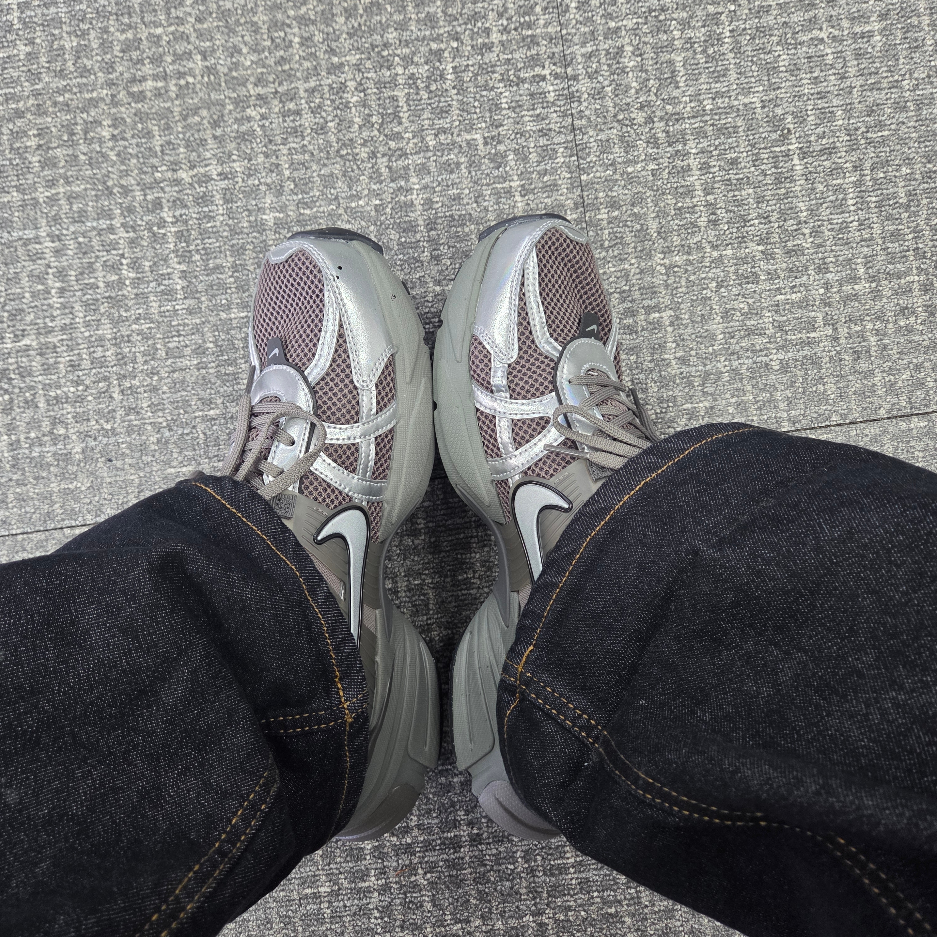 Nike V2K Run Cave Stone Flat Pewter 착용 스타일