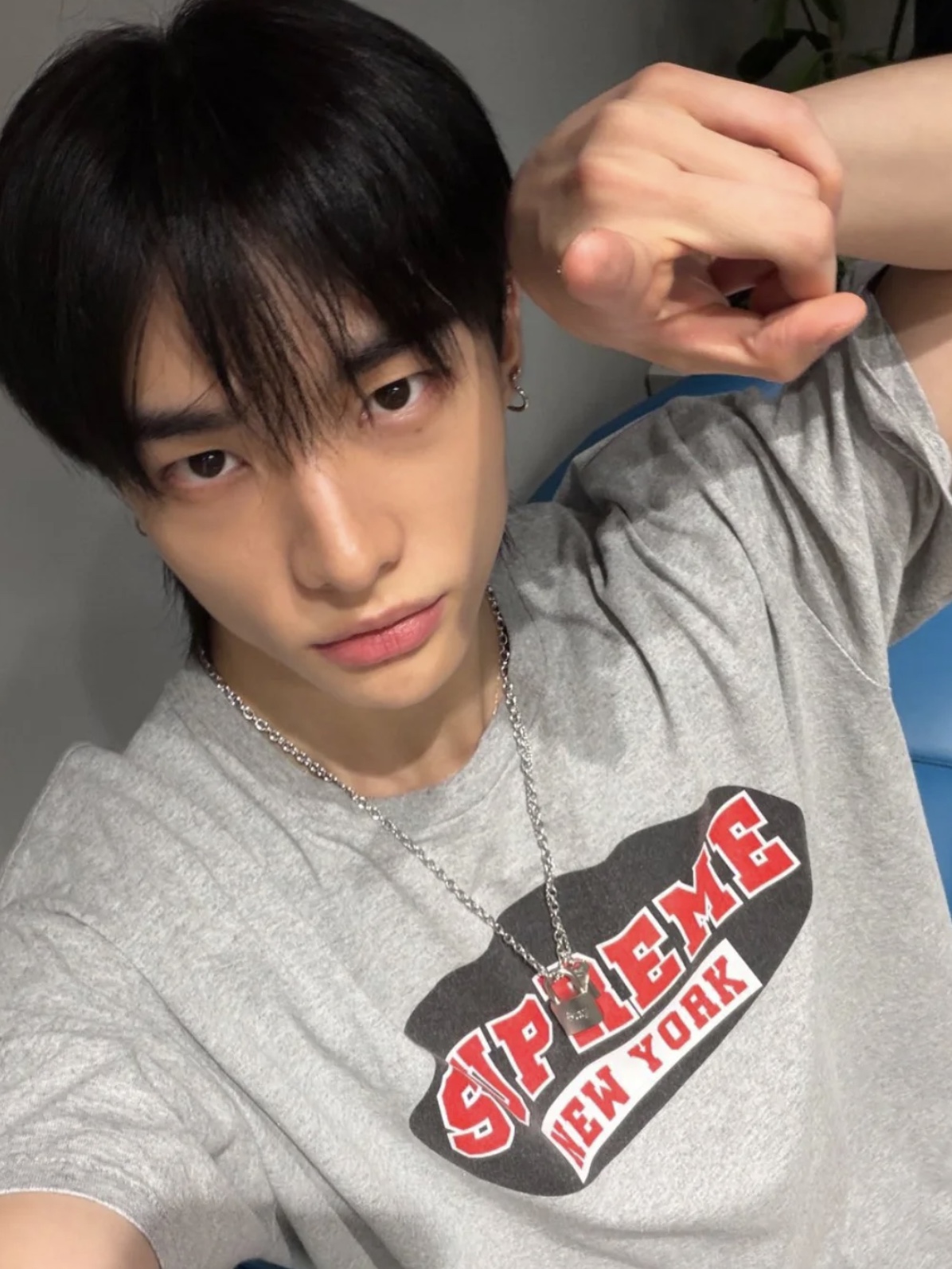 Supreme New York T-Shirt Heather Grey - 23SS 착용 스타일