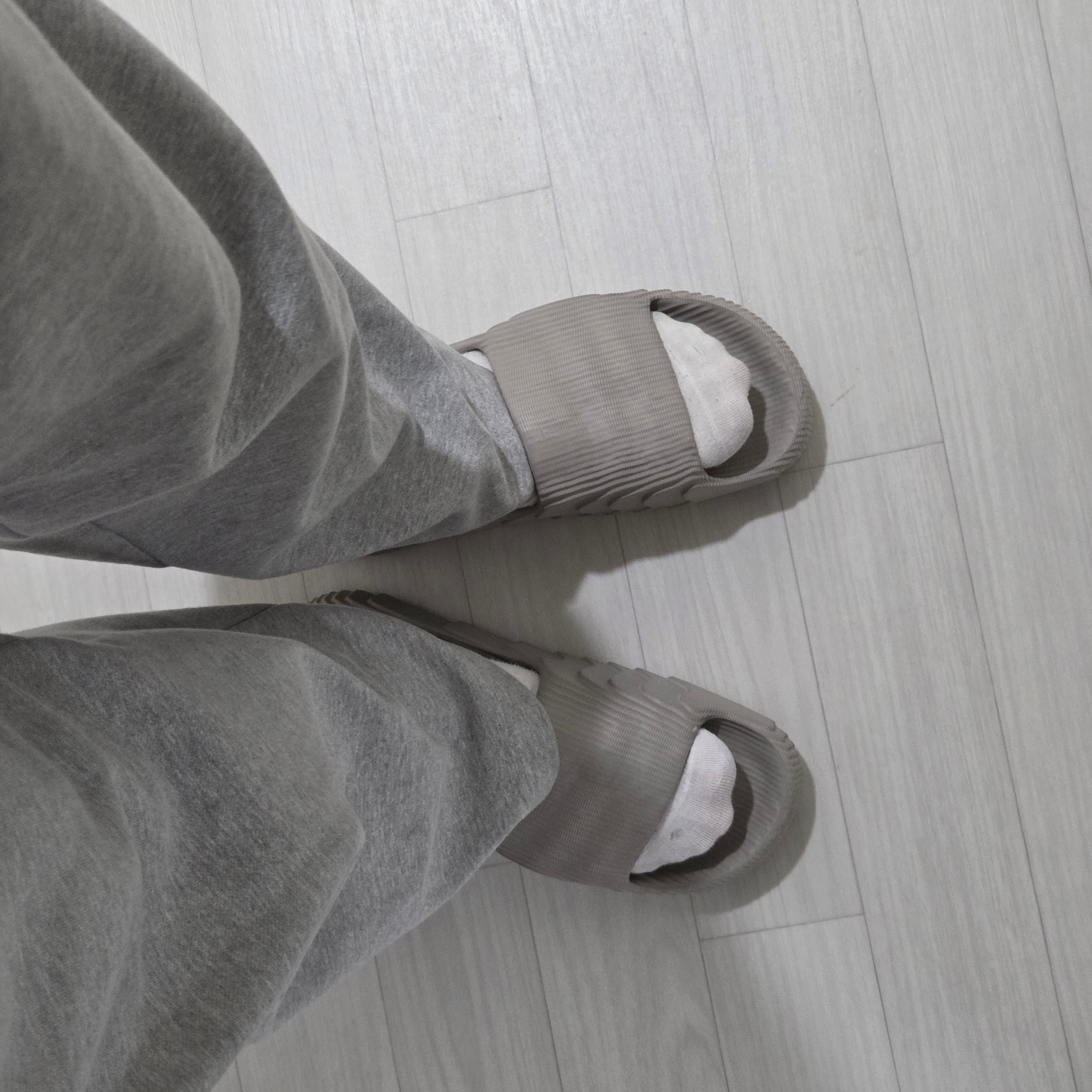 Adidas Adilette 22 Light Brown 착용 스타일