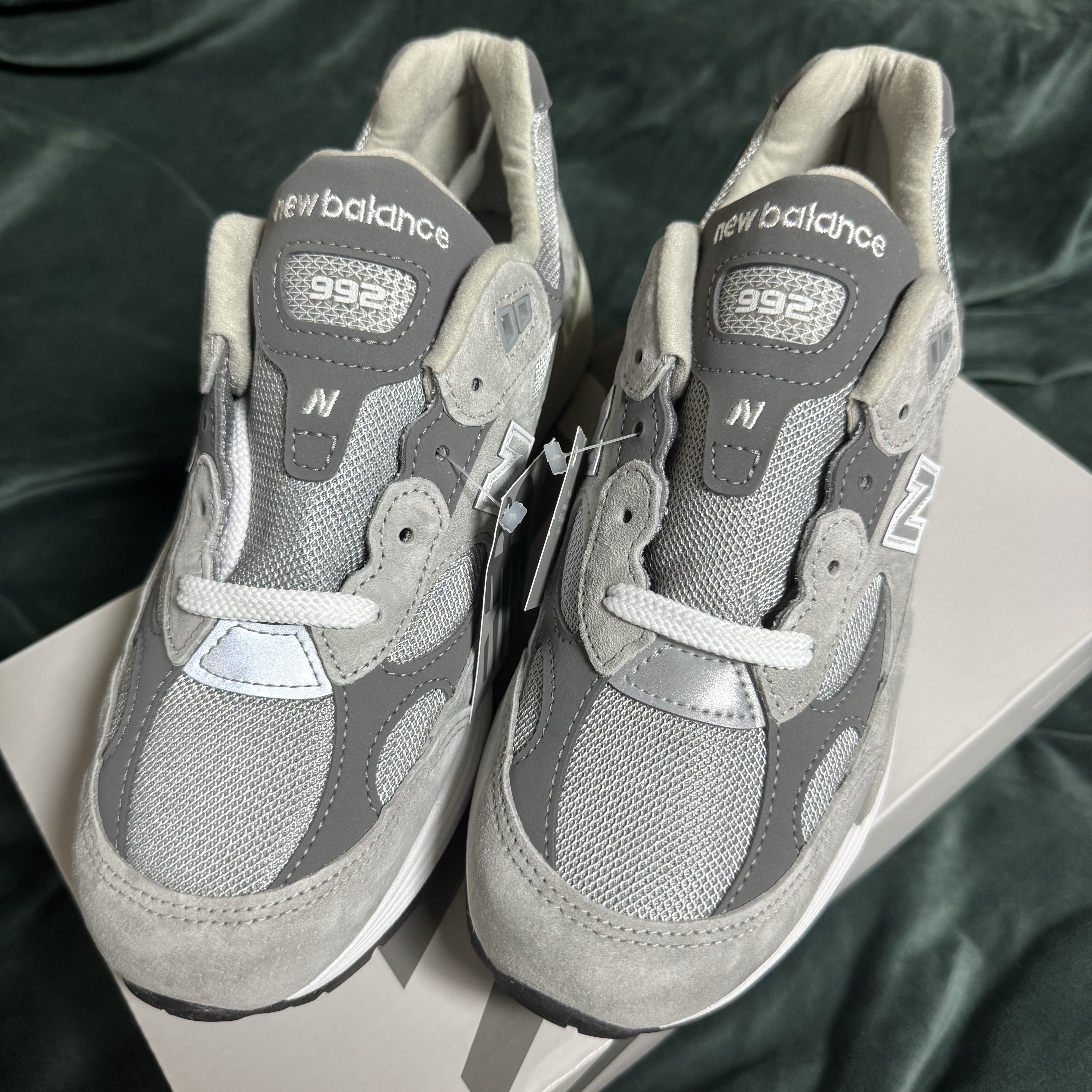 New Balance 992 Made in USA Core Grey Silver Metallic 착용 스타일 - 1