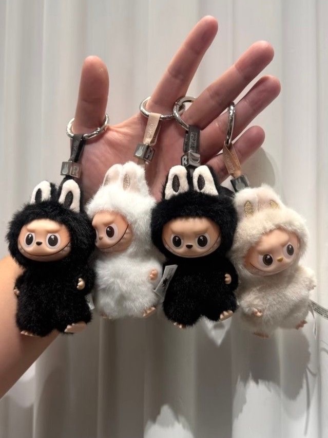 Pop Mart Labubu The Monsters Pin For Love Series Vinyl Plush Pendant (A-M) A (Opened Case), Pop Mart Labubu The Monsters Pin For Love Series Vinyl Plush Pendant (N-Z) R (Opened Case) 착용 스타일