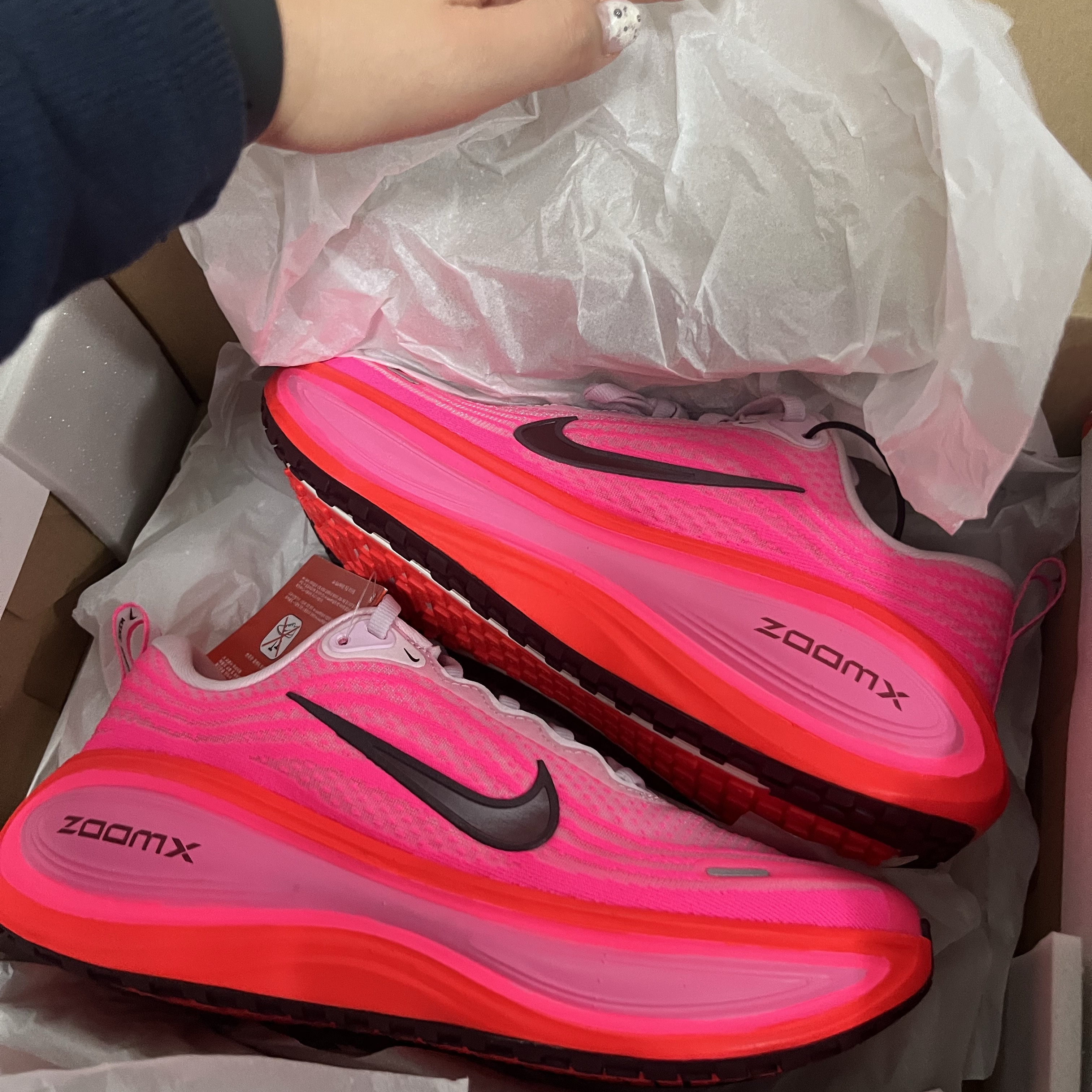 (W) Nike Vomero Plus Hyper Pink Bright Crimson 착용 스타일