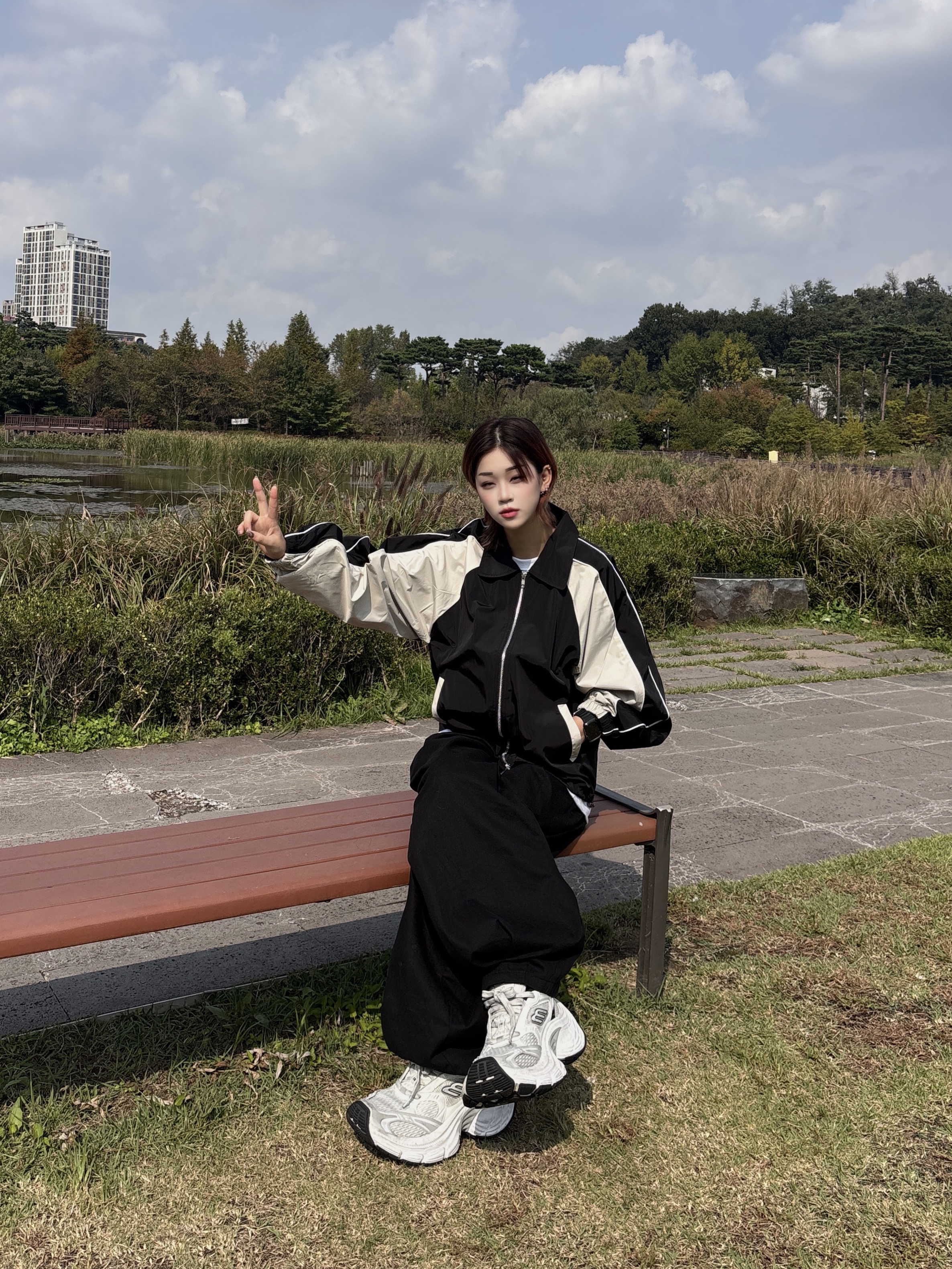 SLOW RECORD HOUSE Piping Line Windbreaker Black & Beige 착용 스타일 - 2
