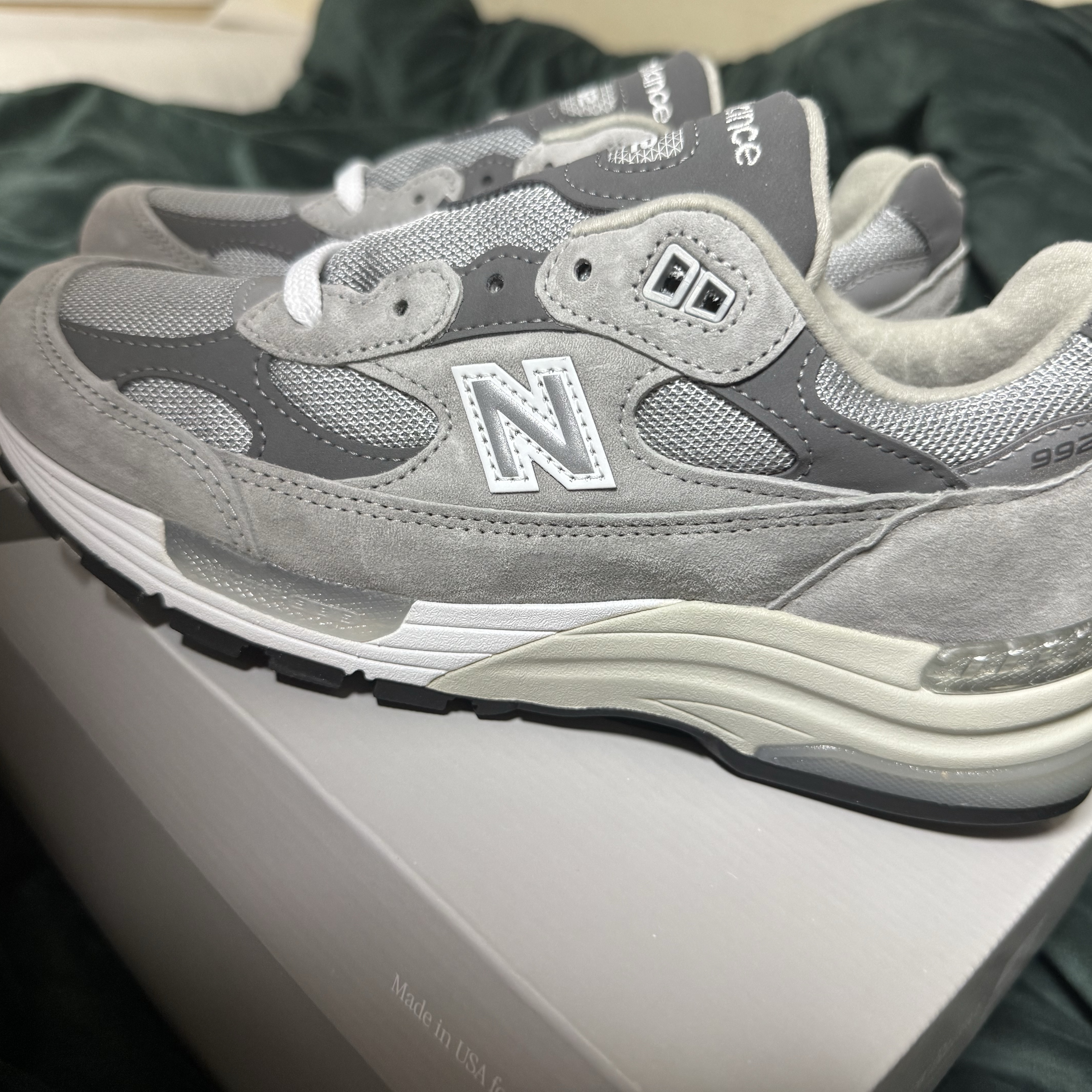 New Balance 992 Made in USA Core Grey Silver Metallic 착용 스타일 - 2