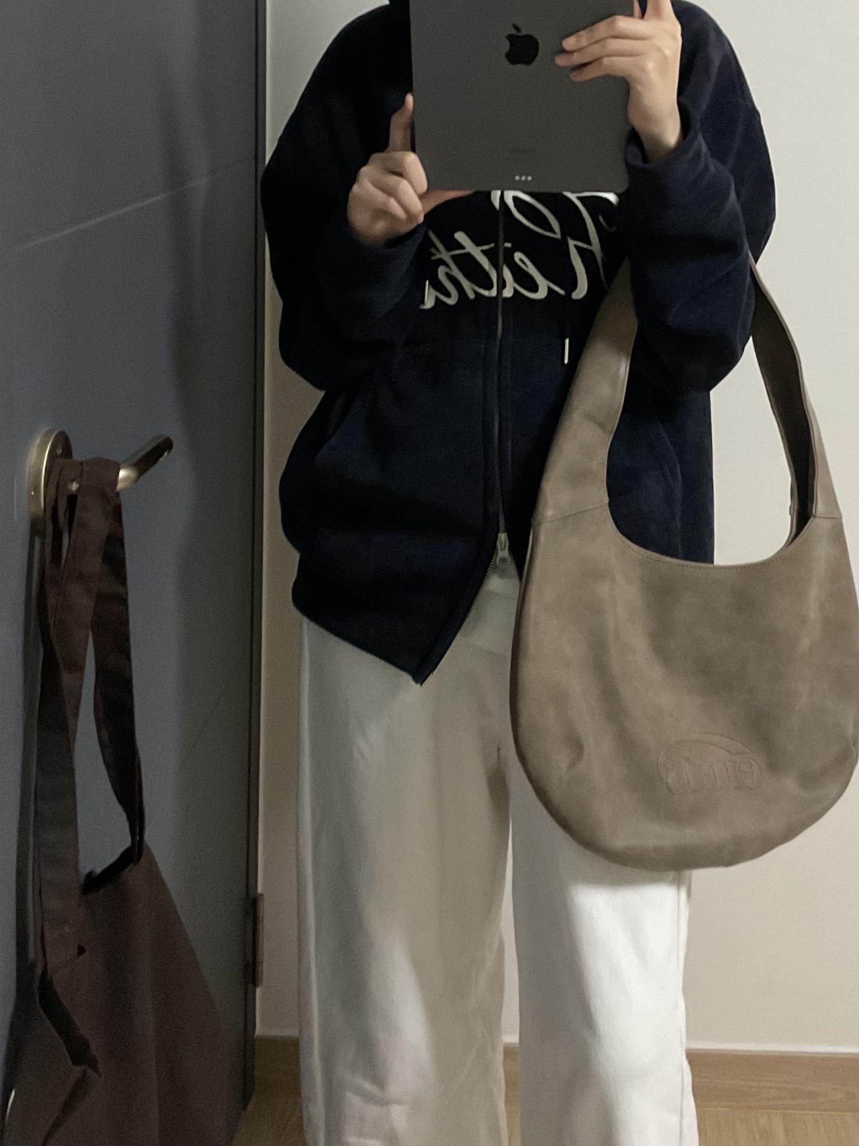 Emis Logo Embossed Shoulder Bag Brown, [20% 적립] Polo Ralph Lauren Cotton Chino Baseball Cap Nubuck Relay Blue - 25SS 착용 스타일 - 3