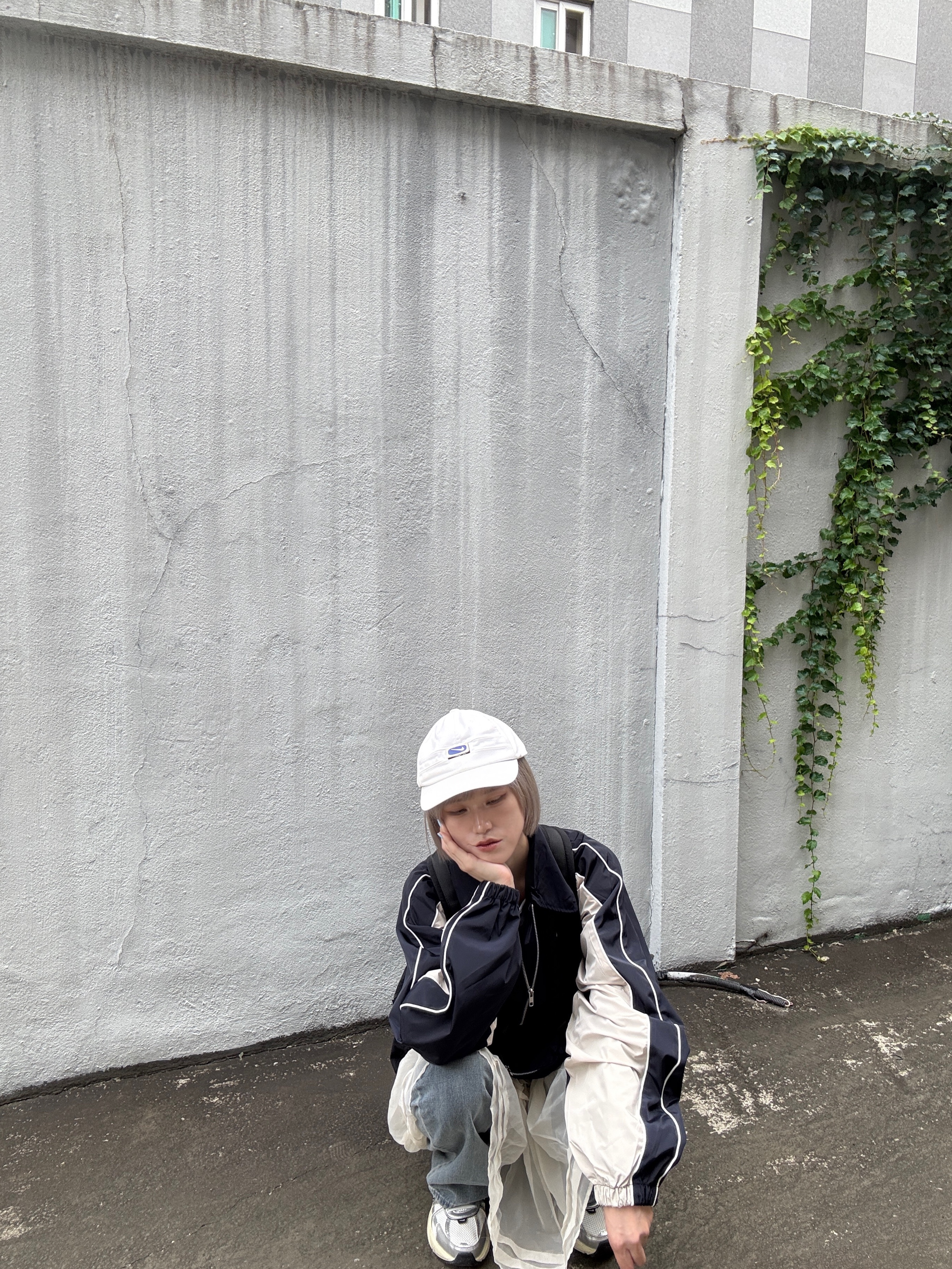 SLOW RECORD HOUSE Piping Line Windbreaker Navy 착용 스타일 - 5