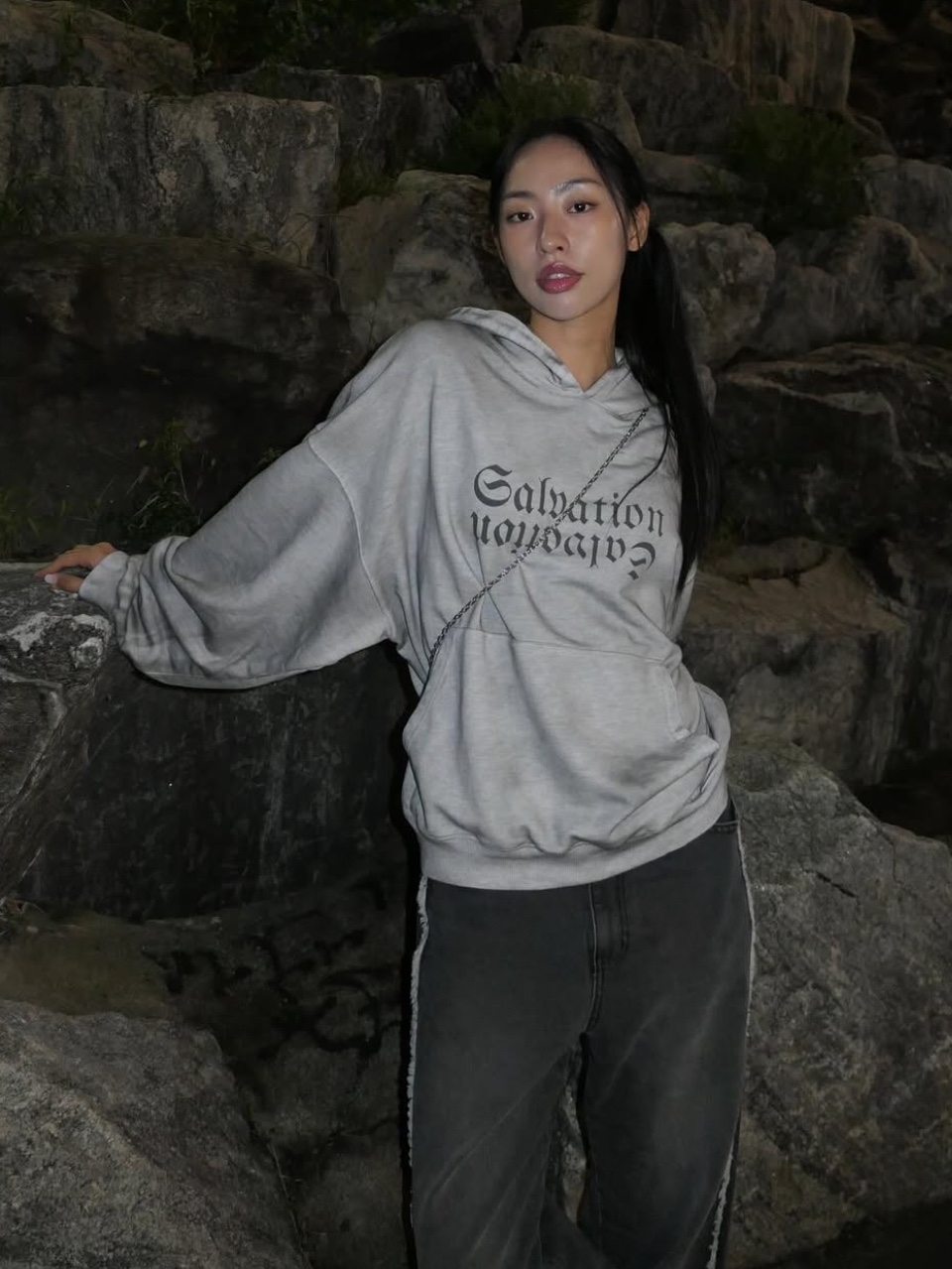 PHOS333 Stain Washed Hoodie, PHOS333 Two Tone Panel Jean Black 착용 스타일 - 3