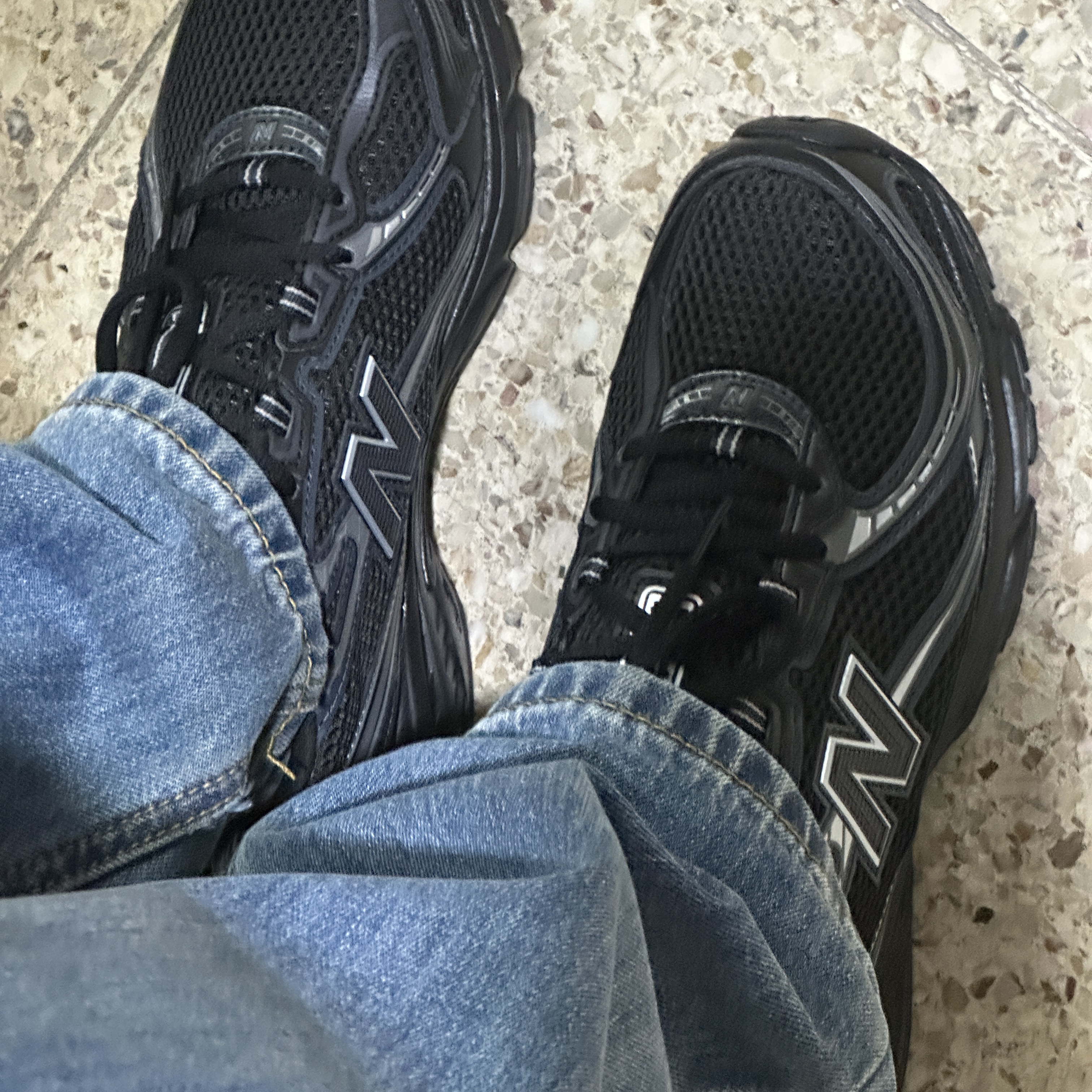 New Balance 740v2 Black Silver Metallic 착용 스타일 - 3