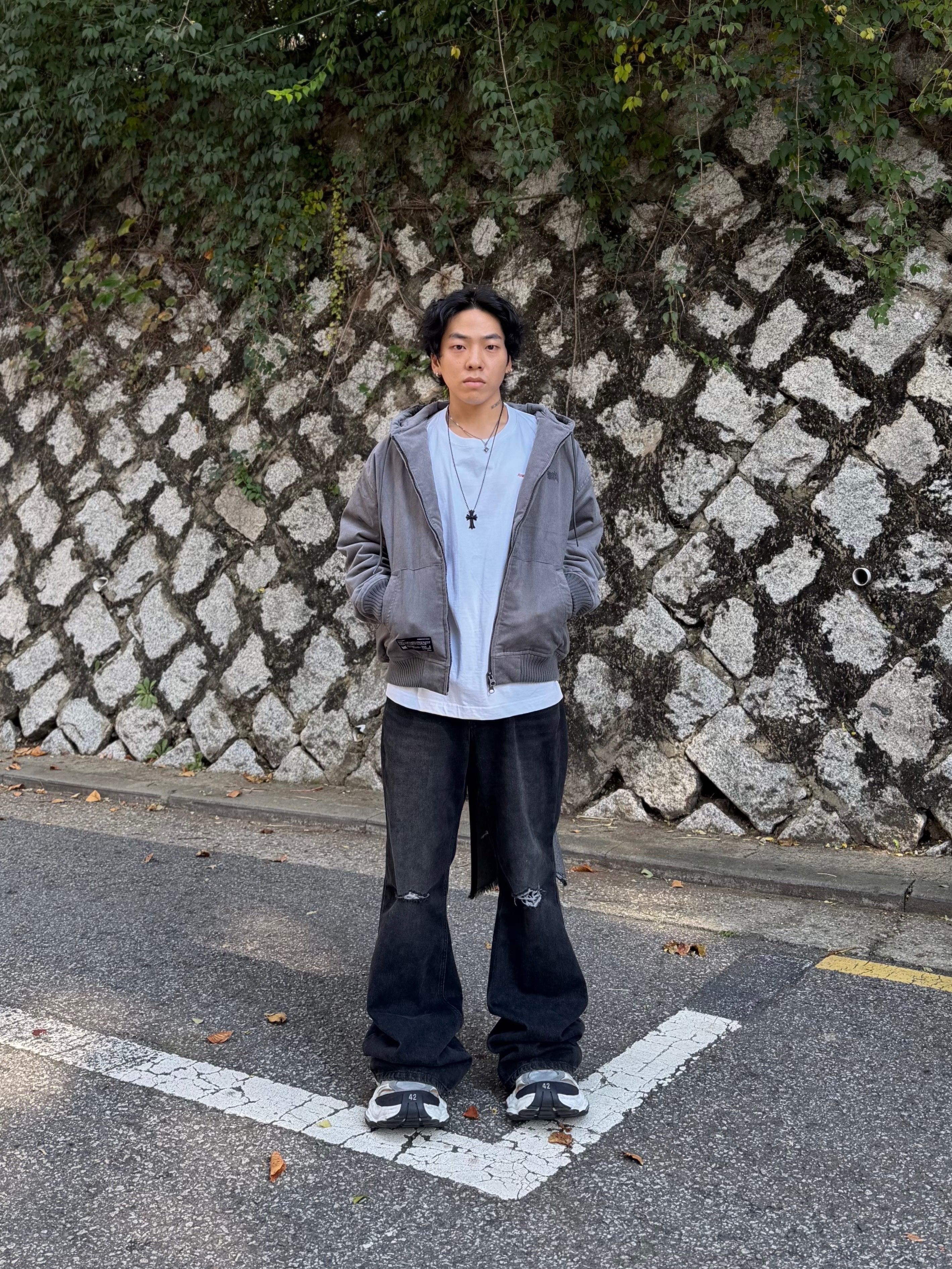 Chrome Hearts Silichrome CH Cross Pendant Black 2022/2023/2025, Balenciaga Cargo Sneakers White Grey 착용 스타일 - 6