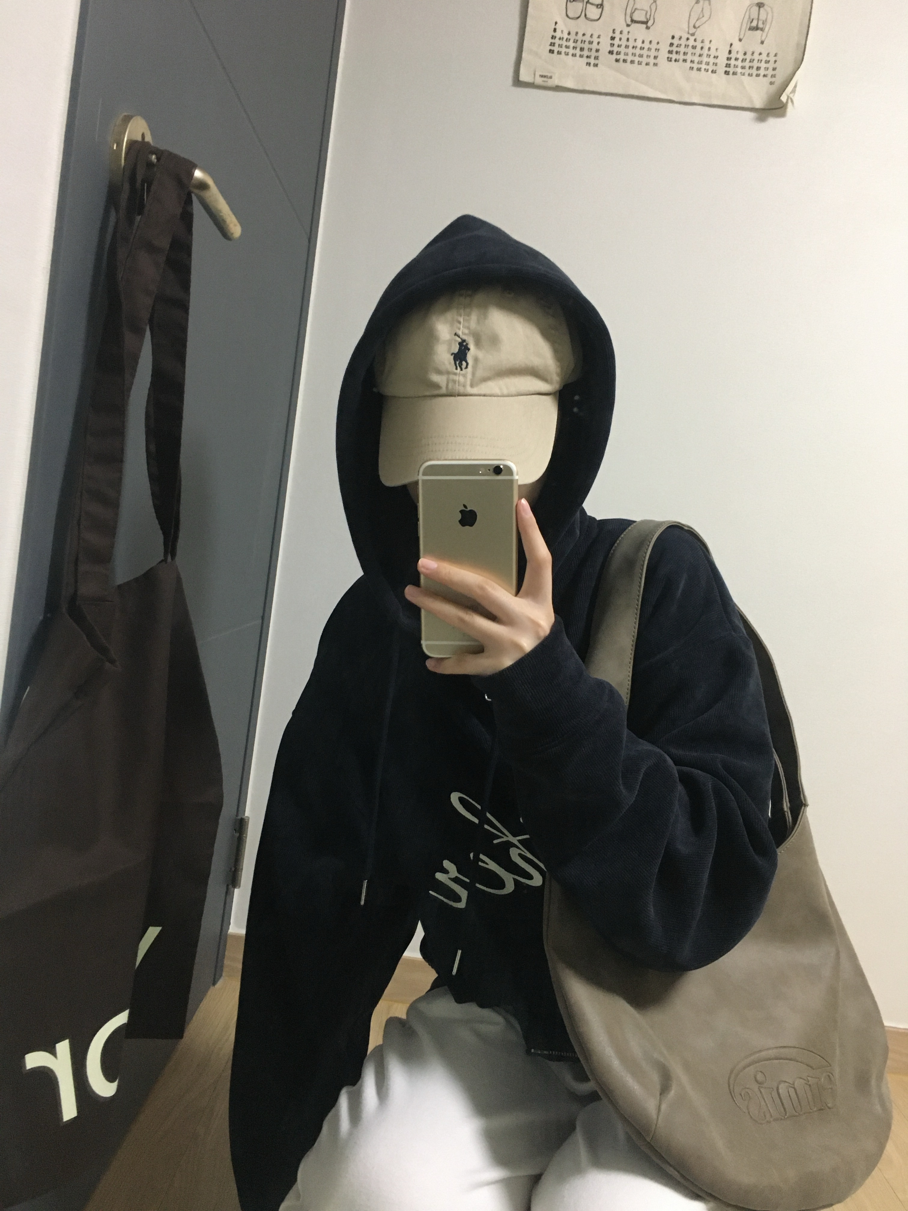 Emis Logo Embossed Shoulder Bag Brown, [20% 적립] Polo Ralph Lauren Cotton Chino Baseball Cap Nubuck Relay Blue - 25SS 착용 스타일 - 7