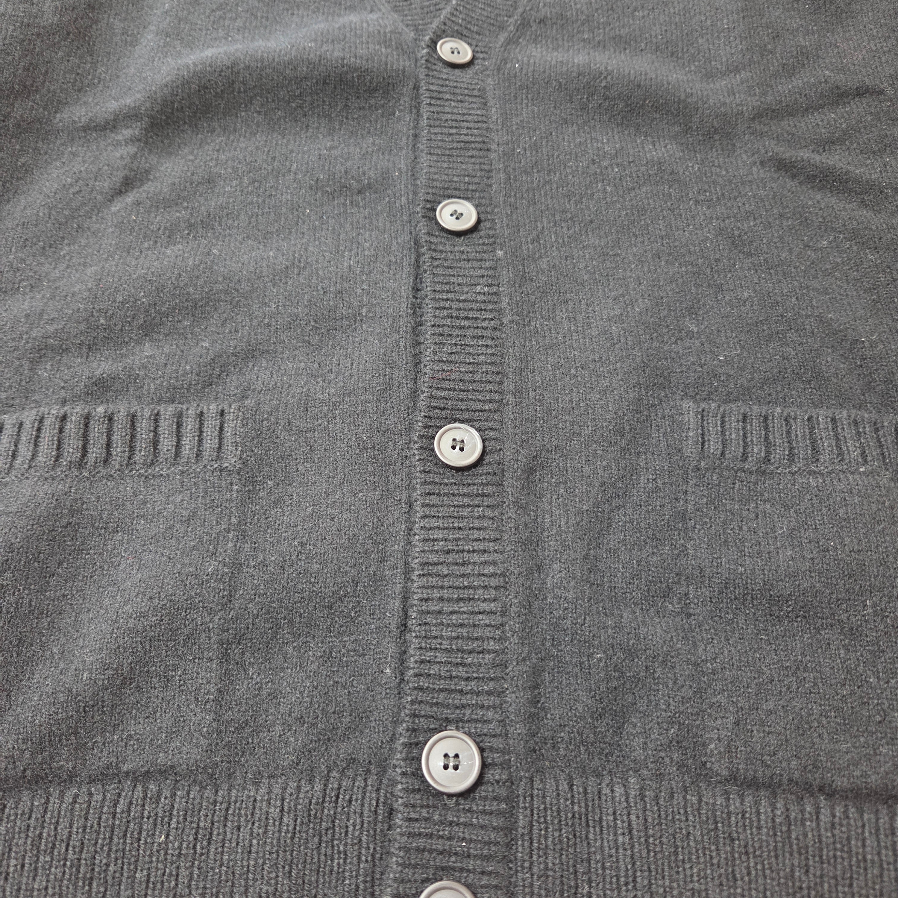 Maison Kitsune Bold Fox Head Patch Regular Cardigan in Lambswool Black 착용 스타일 - 5