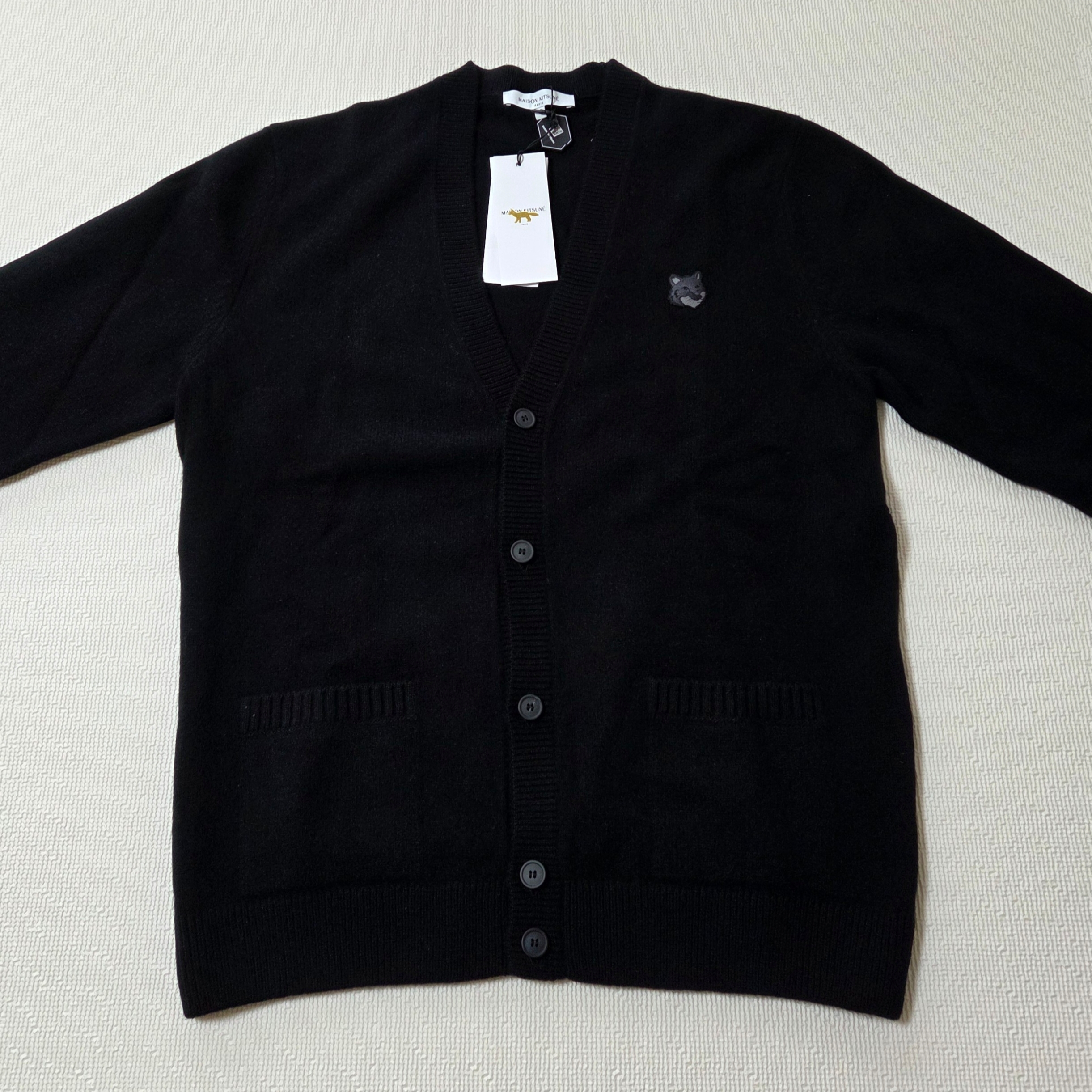 Maison Kitsune Bold Fox Head Patch Regular Cardigan in Lambswool Black 착용 스타일 - 1