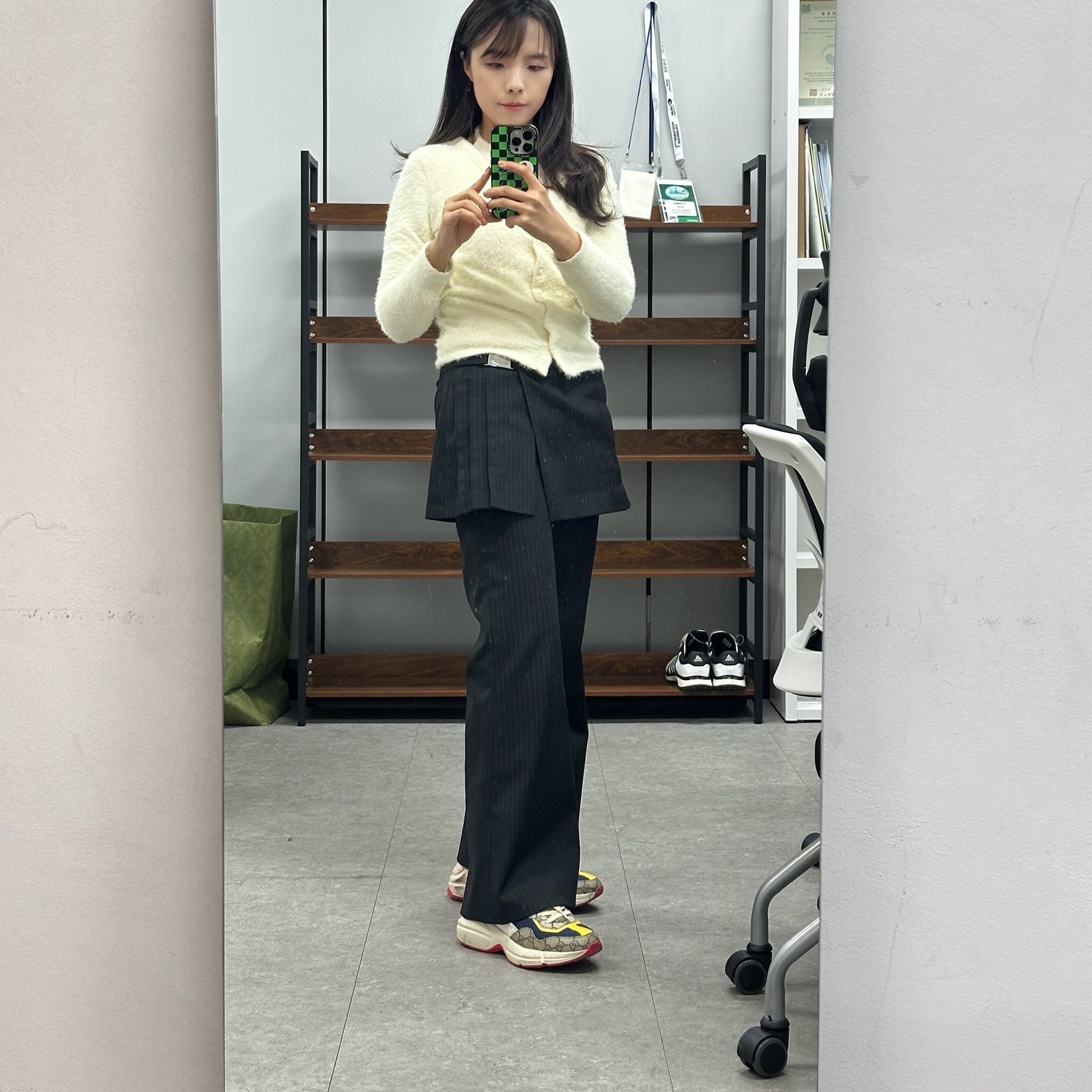 Gucci GG Rhyton Beige Sneakers Ebony Blue 착용 스타일