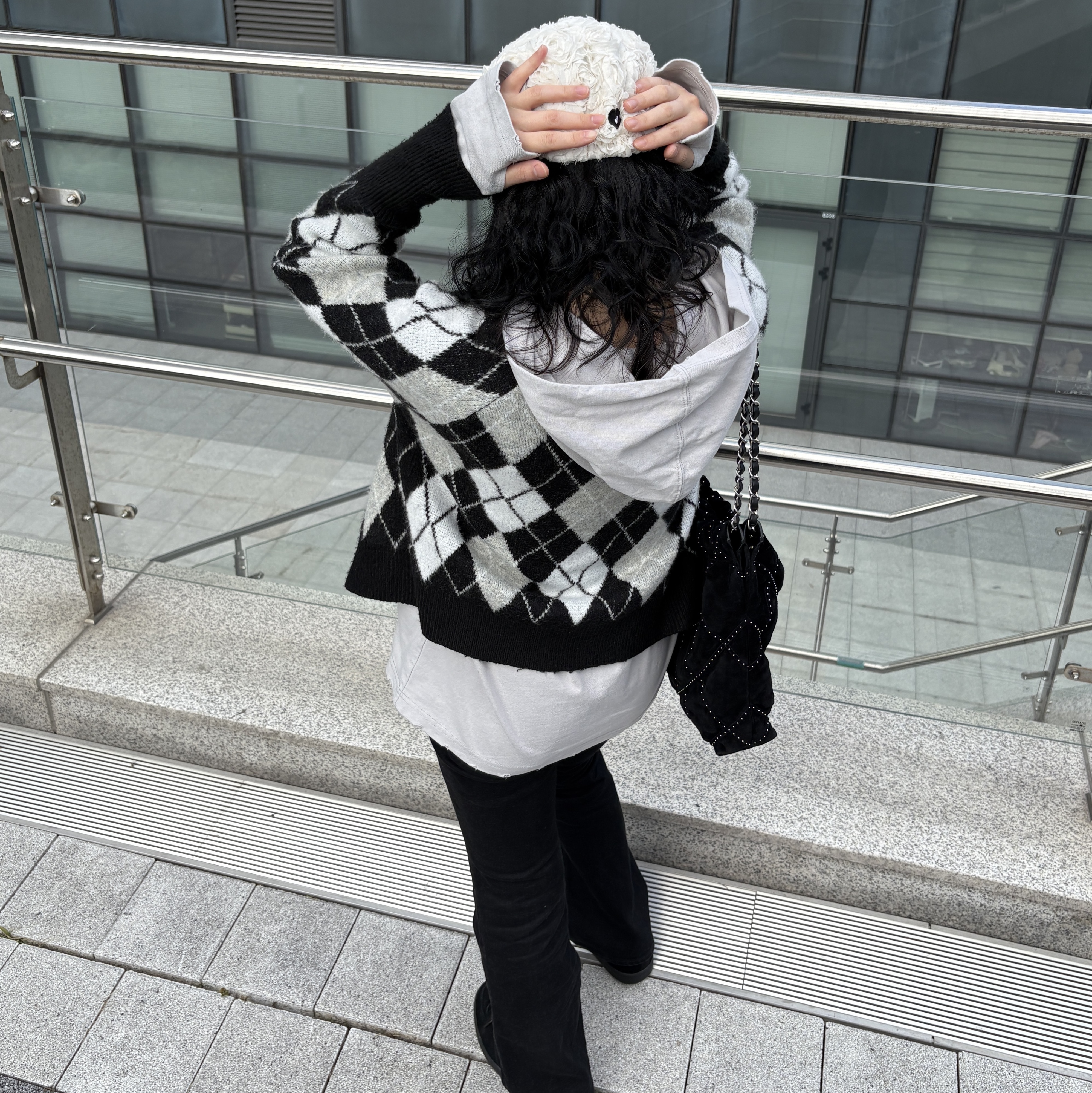 샤넬 22 스몰 핸드백 스웨이드 카프스킨 & 실버 메탈 블랙, Flavorism Hoodie Long Sleeve Gray 착용 스타일 - 3