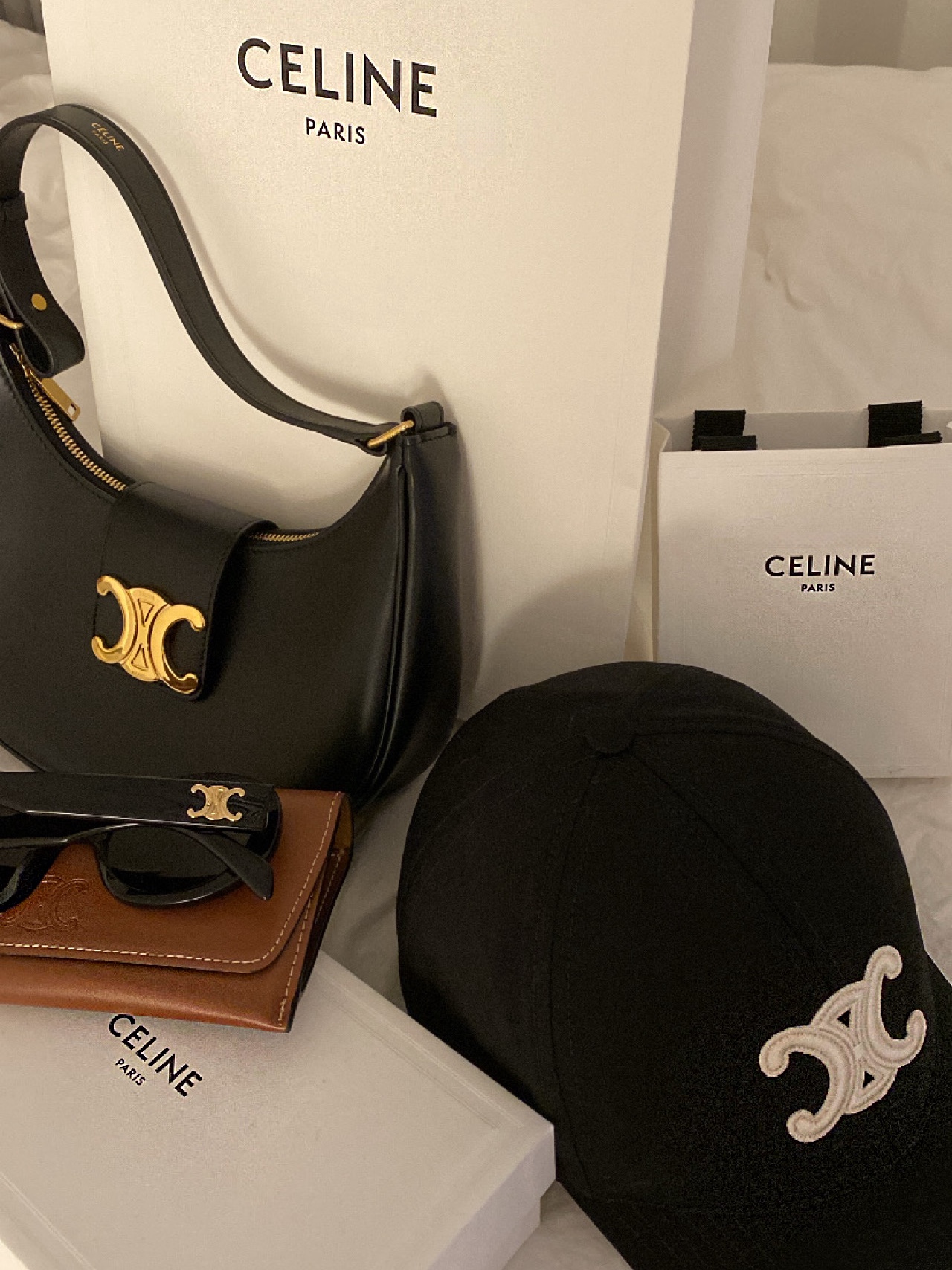 Celine Medium Ava Triomphe Bag in Smooth Calfskin Black, (W) Celine Triomphe 01 Sunglasses in Acetate Black 착용 스타일