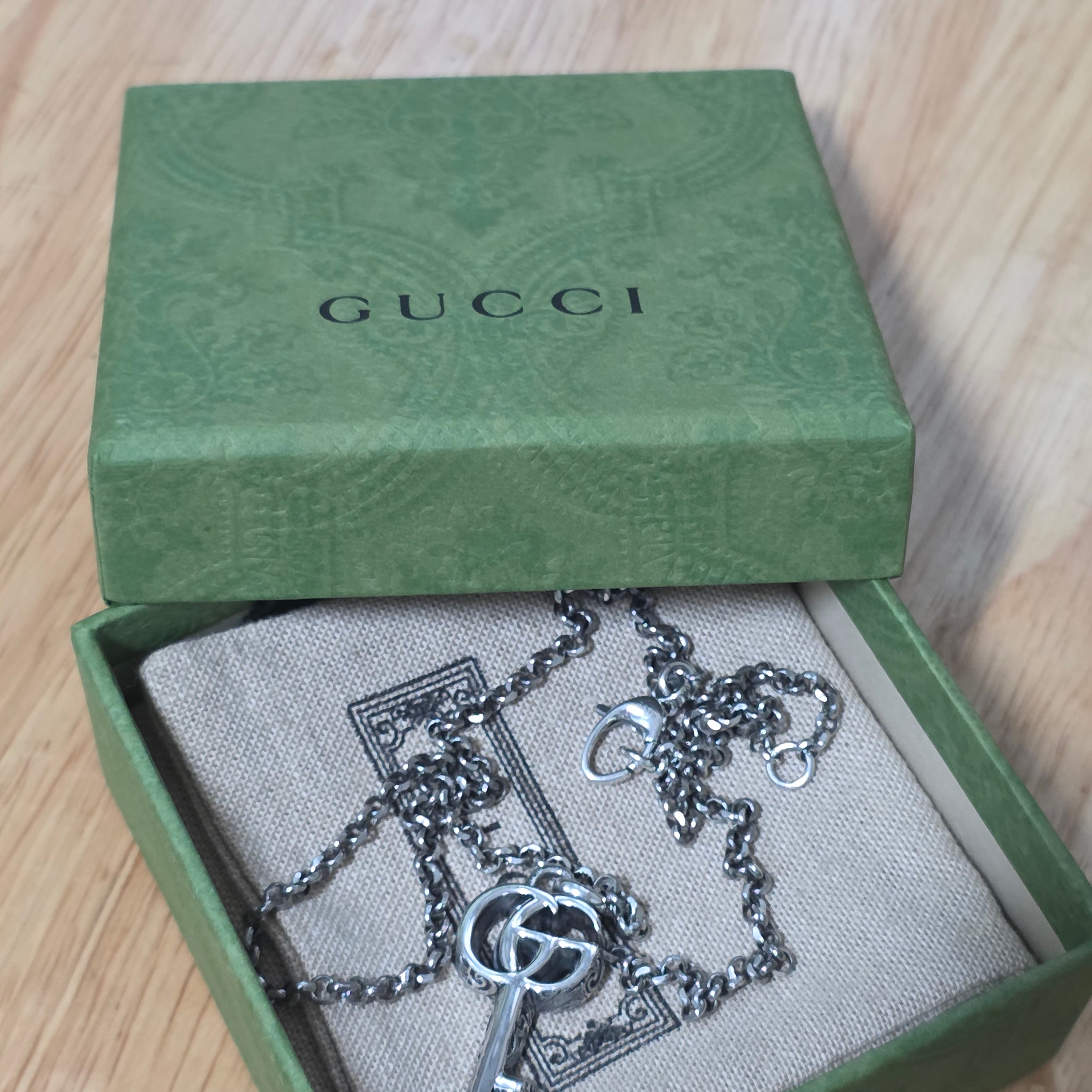 Gucci Double G Key Necklace Silver 착용 스타일