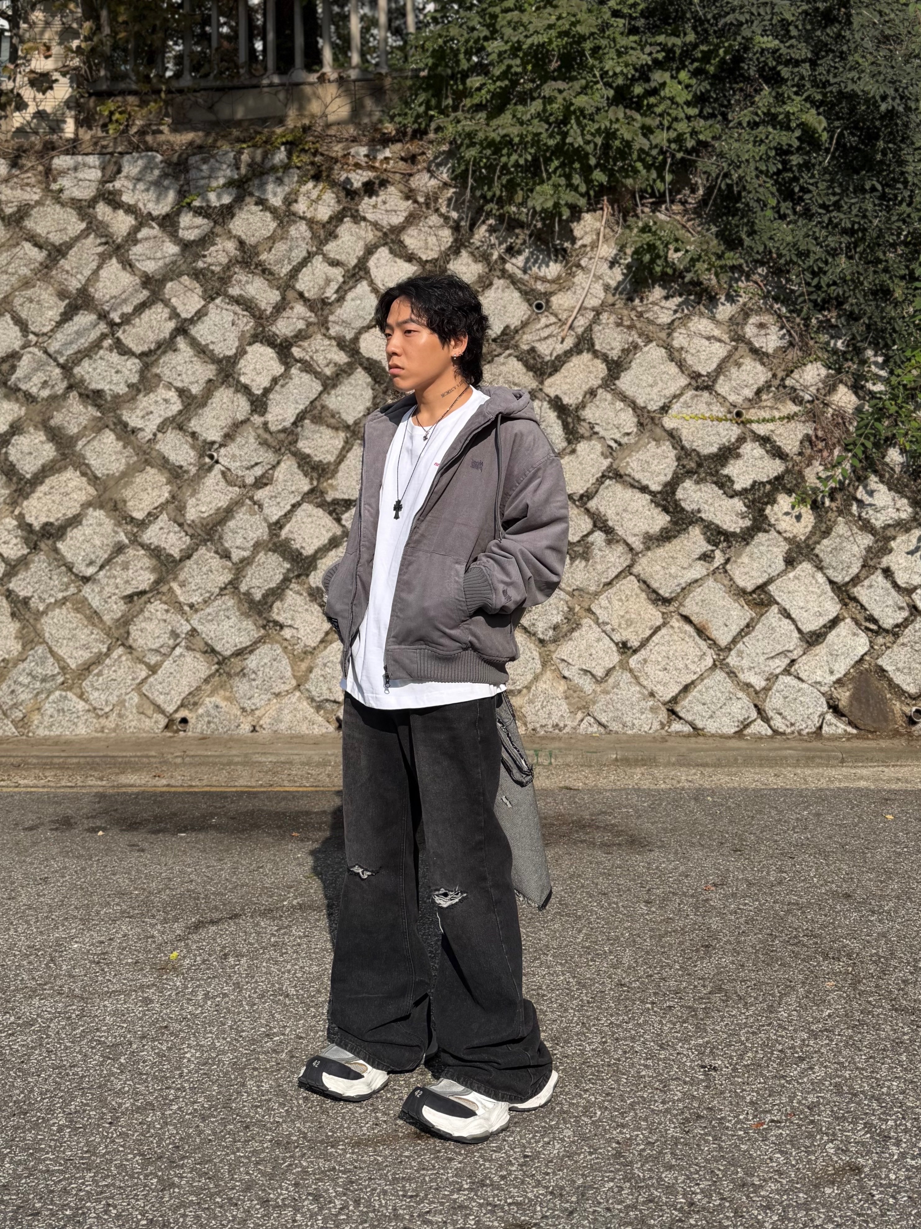 Chrome Hearts Silichrome CH Cross Pendant Black 2022/2023/2025, Balenciaga Cargo Sneakers White Grey 착용 스타일 - 1