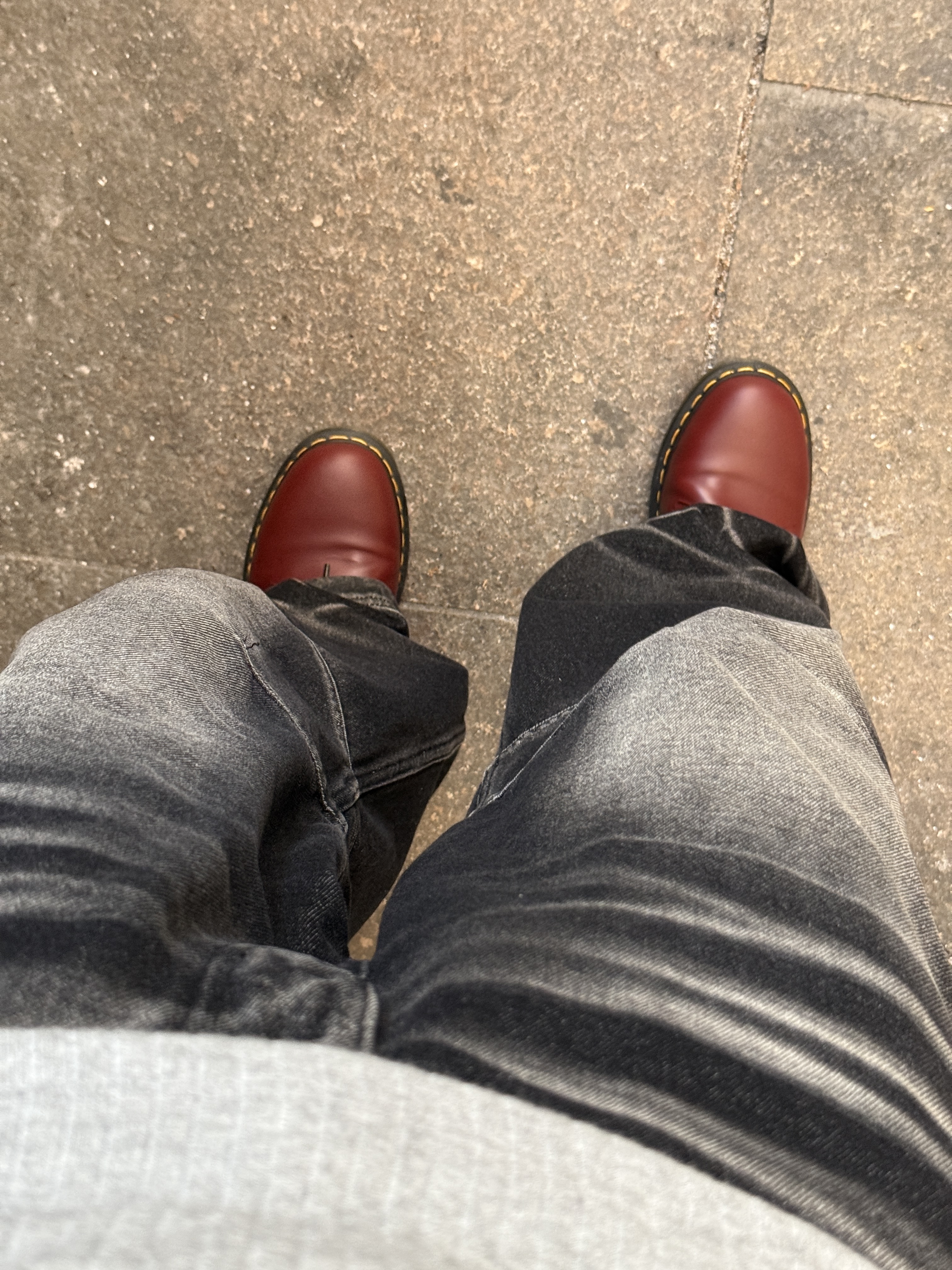 Dr. Martens 1461 Smooth Leather Oxford Shoes Cherry Red, BLR Embossed Wave Washing Wide Denim Pants Black 착용 스타일 - 8
