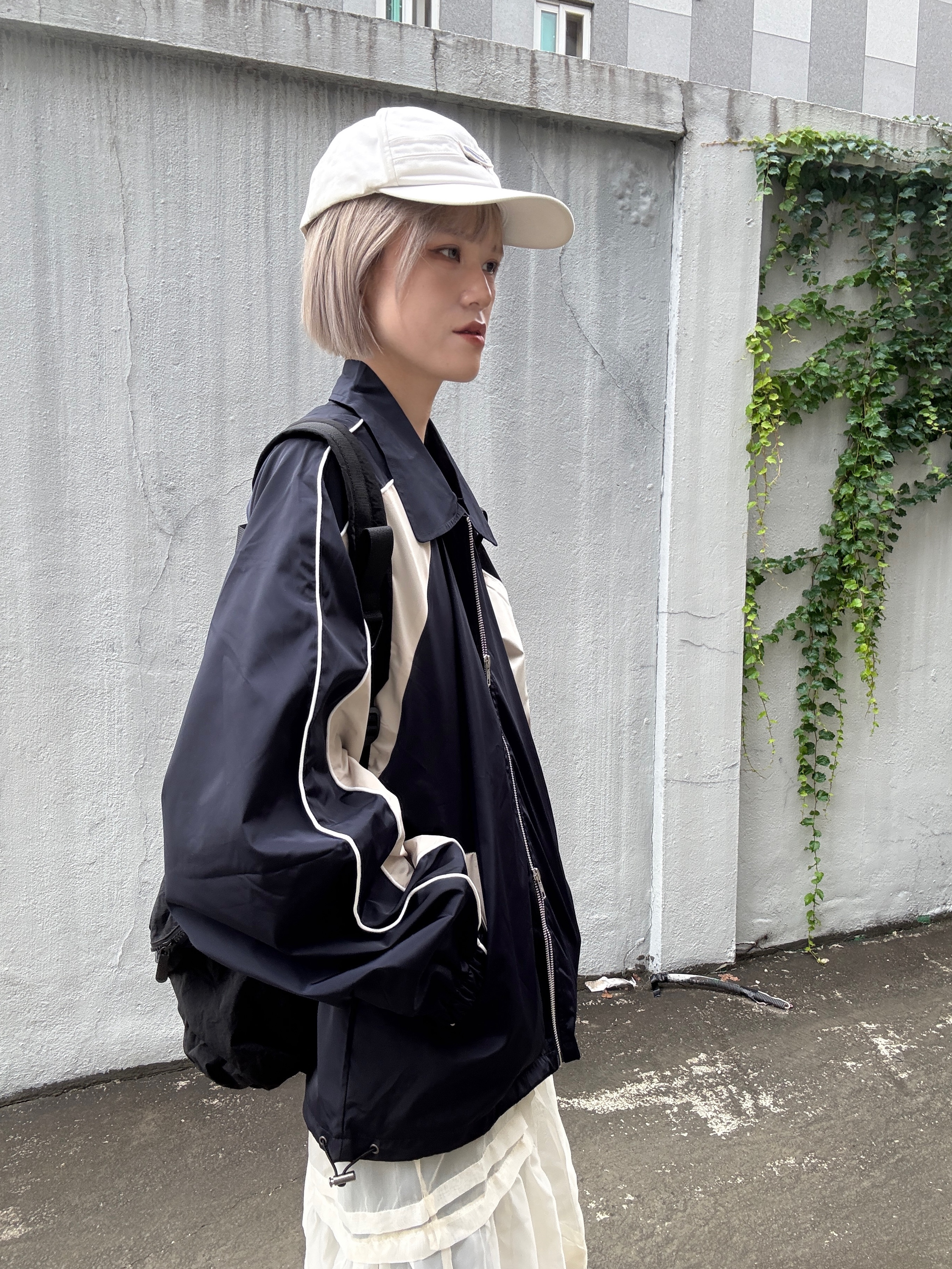 SLOW RECORD HOUSE Piping Line Windbreaker Navy 착용 스타일 - 9