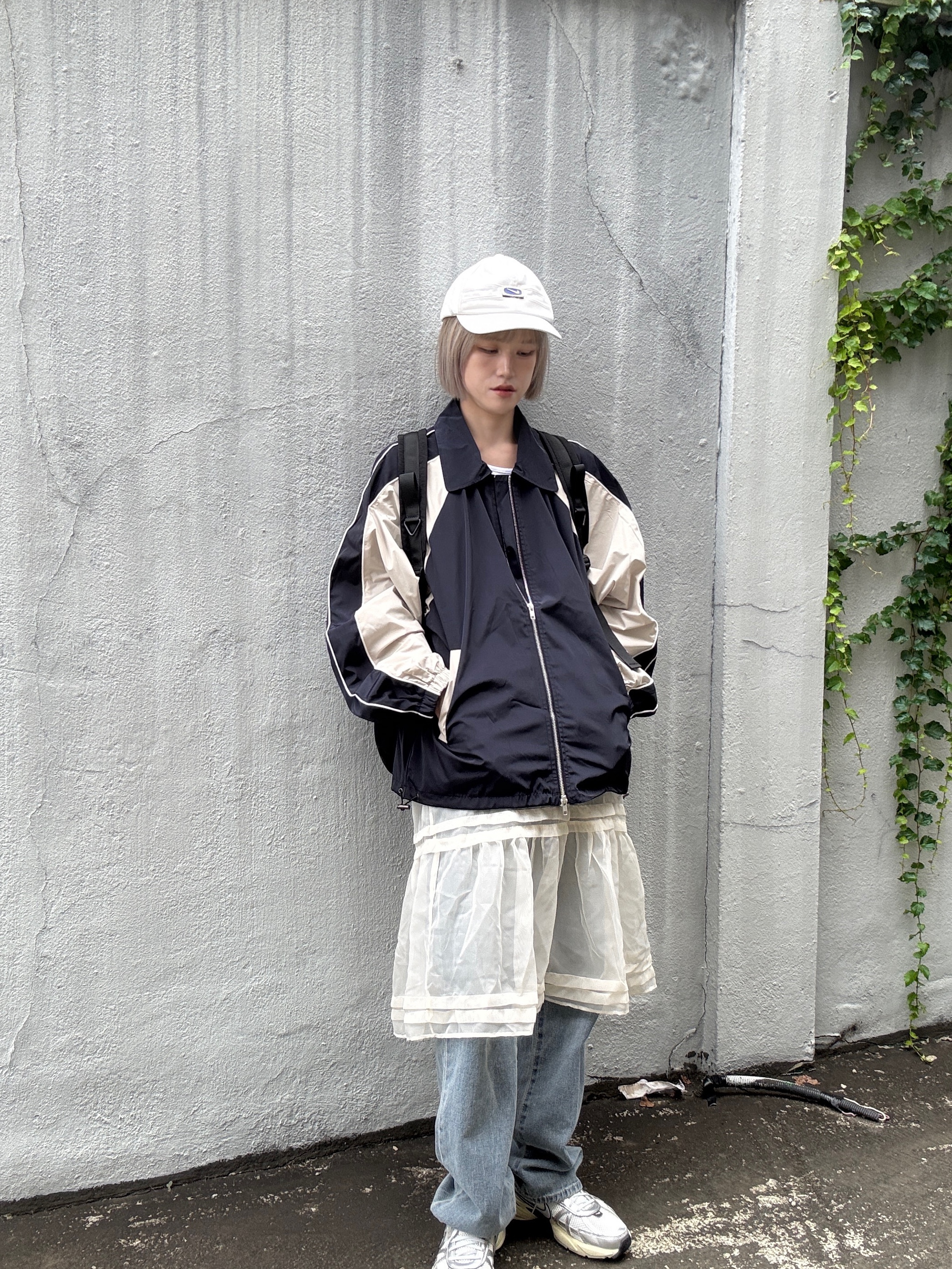 SLOW RECORD HOUSE Piping Line Windbreaker Navy 착용 스타일 - 3
