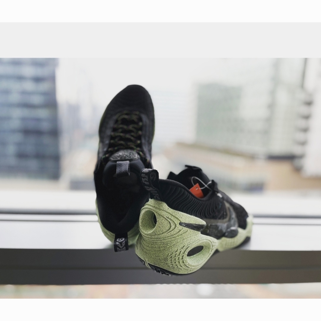 Nike Cosmic Unity Black Green Glow 착용 스타일