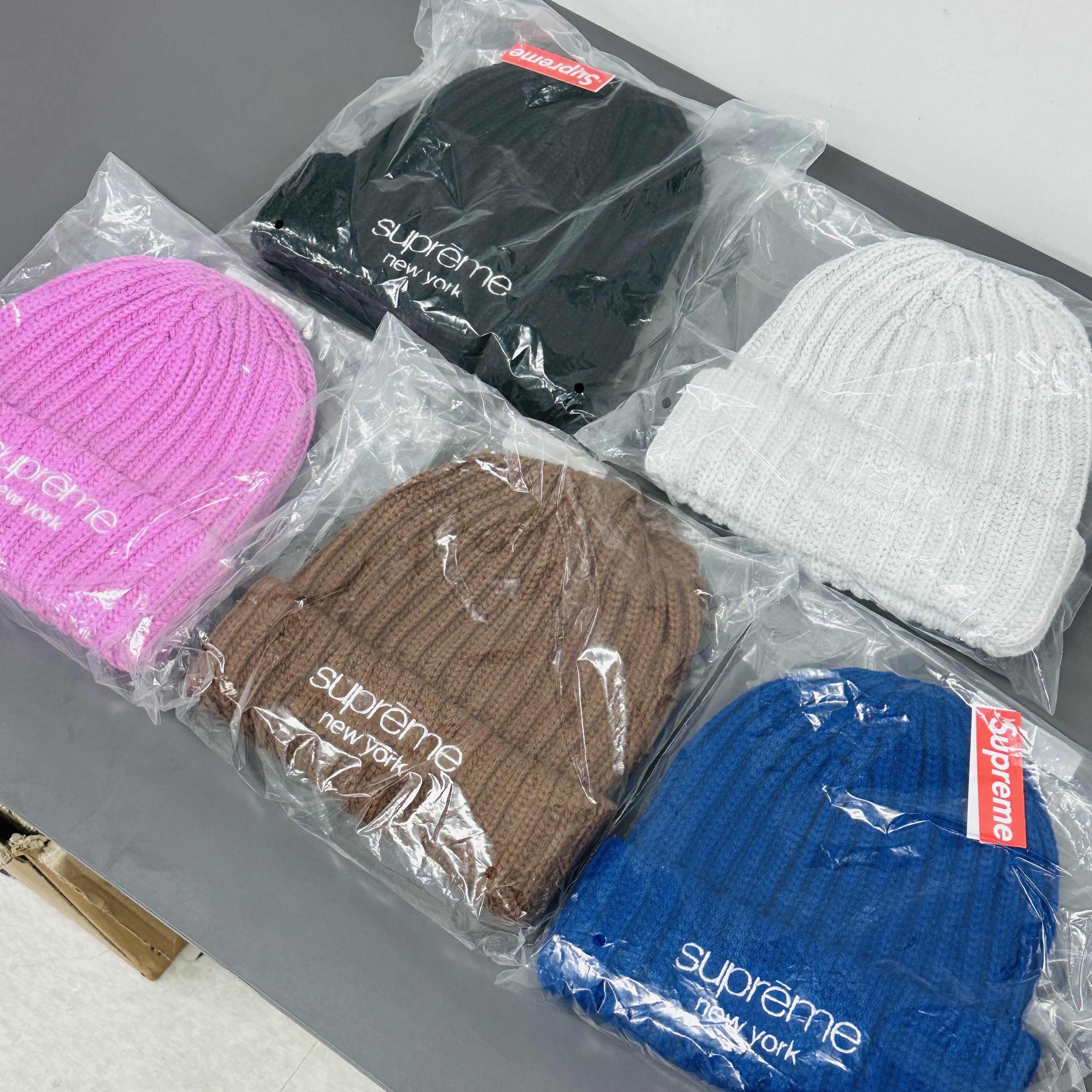 Supreme Chunky Rib Classic Logo Beanie Black - 25FW, Supreme Chunky Rib Classic Logo Beanie Royal - 25FW 착용 스타일