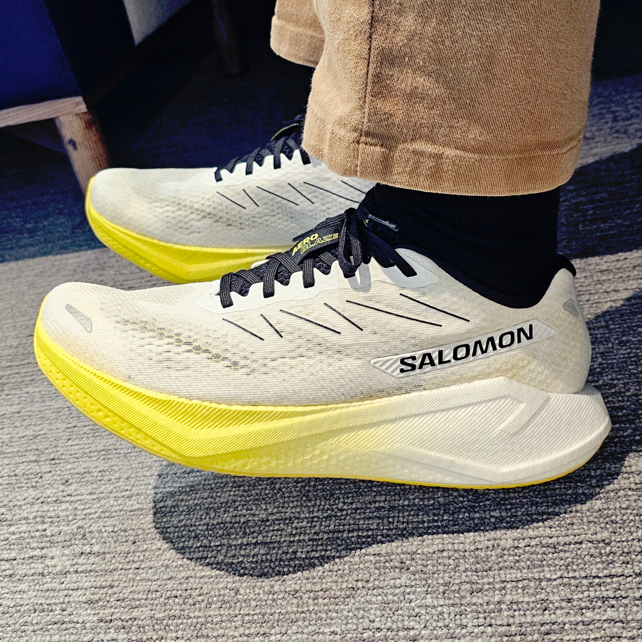 Salomon Aero Blaze 3 White Blazing Yellow 착용 스타일