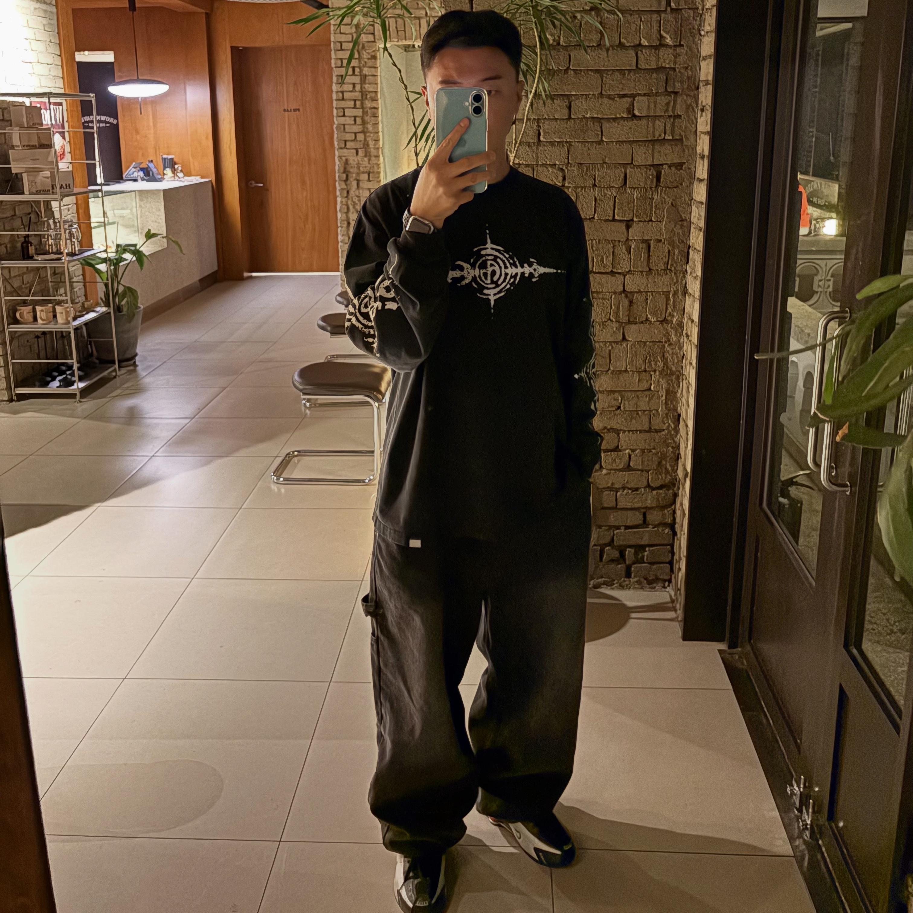 NOMANUAL S.G Washed Long Sleeve Tee Washed Black, Nike Shox R4 Black and Metallic Silver 착용 스타일
