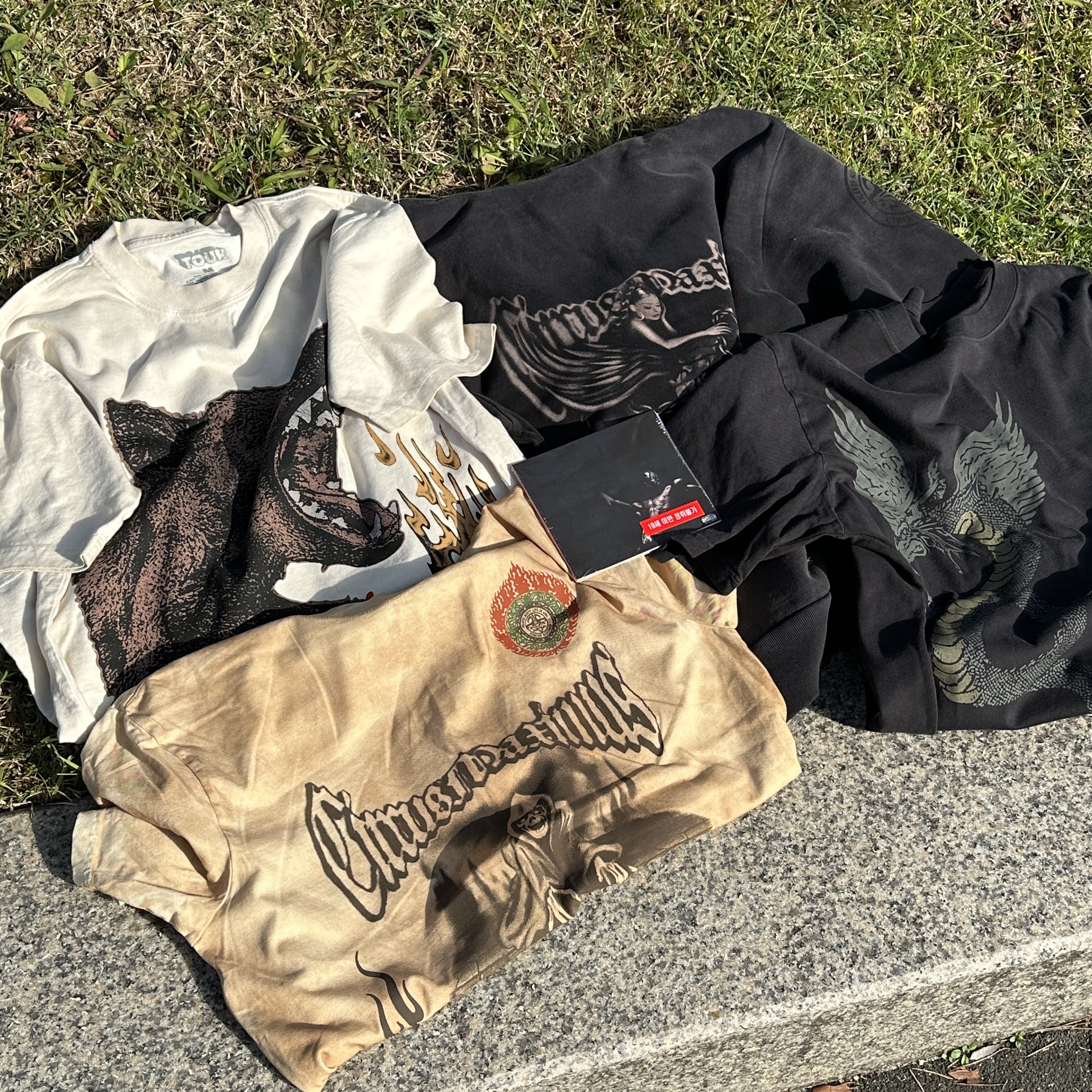 Travis Scott Circus Maximus Stadium Tour 25 Where Was Us T-Shirts Dirty White, Travis Scott Circus Maximus Stadium Tour 25 Spray Hoodie Black 착용 스타일 - 3
