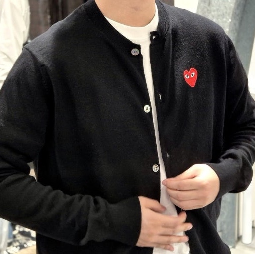 Play Comme des Garcons Red Heart Knit Cardigan Black 착용 스타일