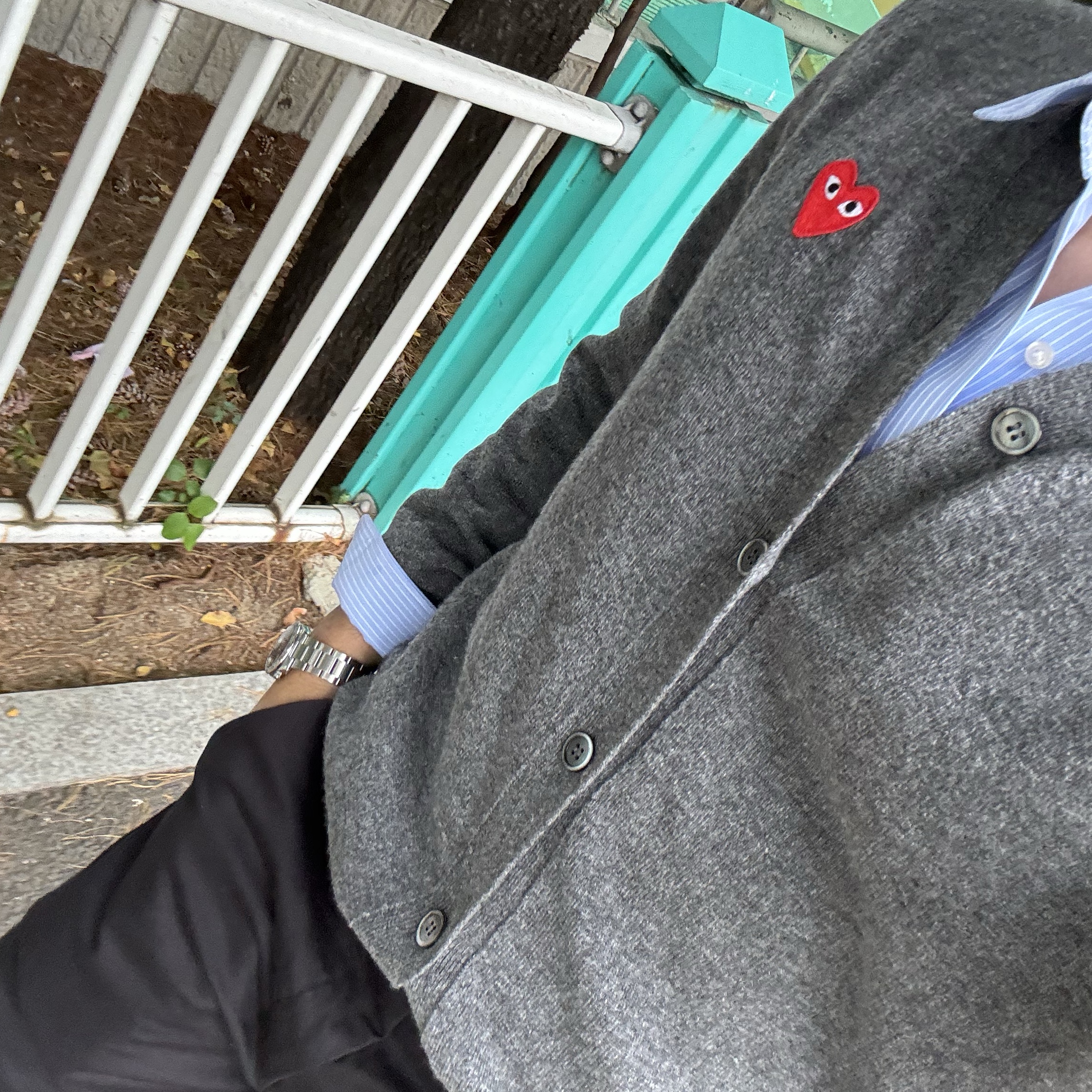 Play Comme des Garcons Knit Red Heart Cardigan Grey 착용 스타일