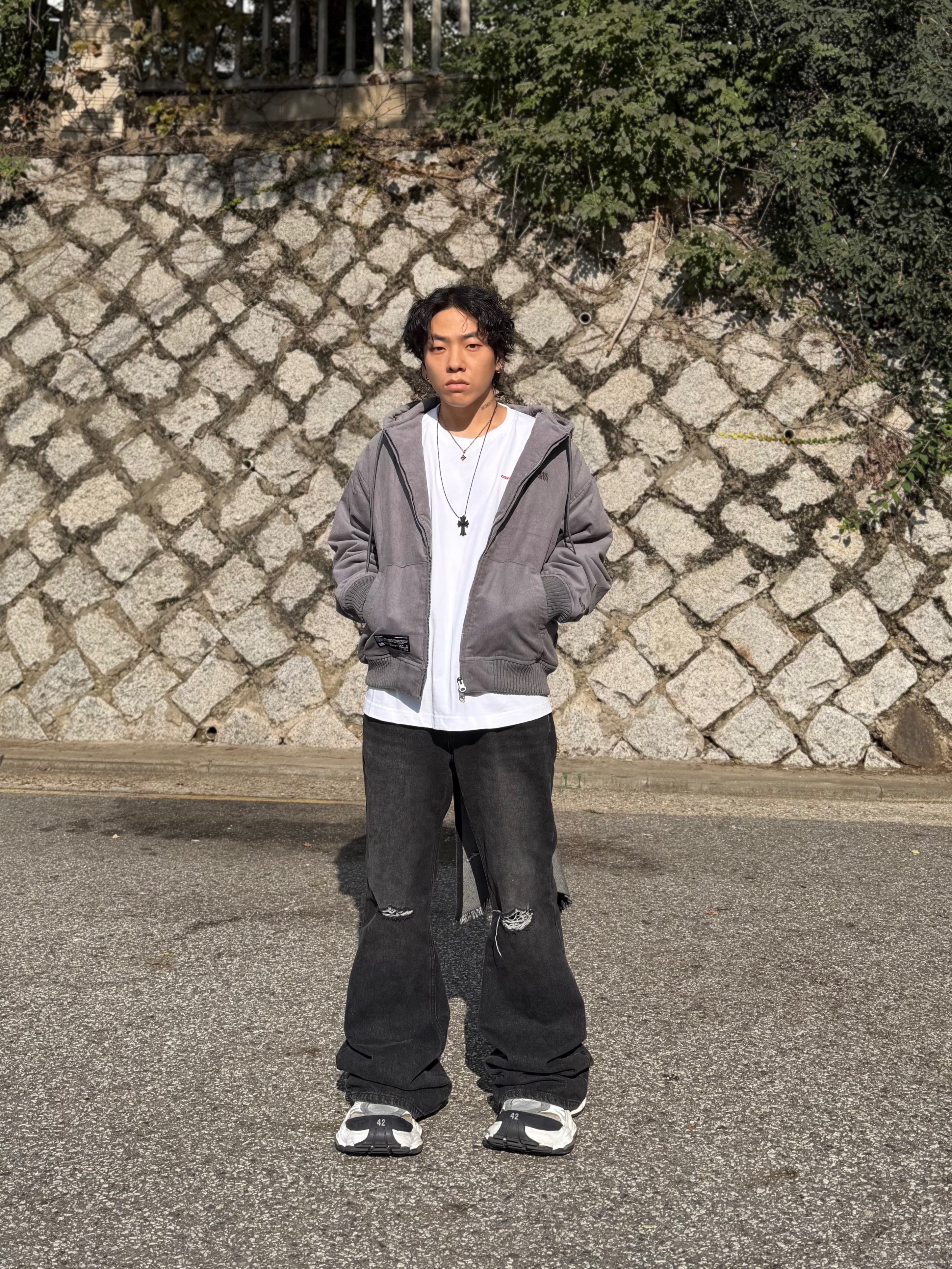 Chrome Hearts Silichrome CH Cross Pendant Black 2022/2023/2025, Balenciaga Cargo Sneakers White Grey 착용 스타일 - 2
