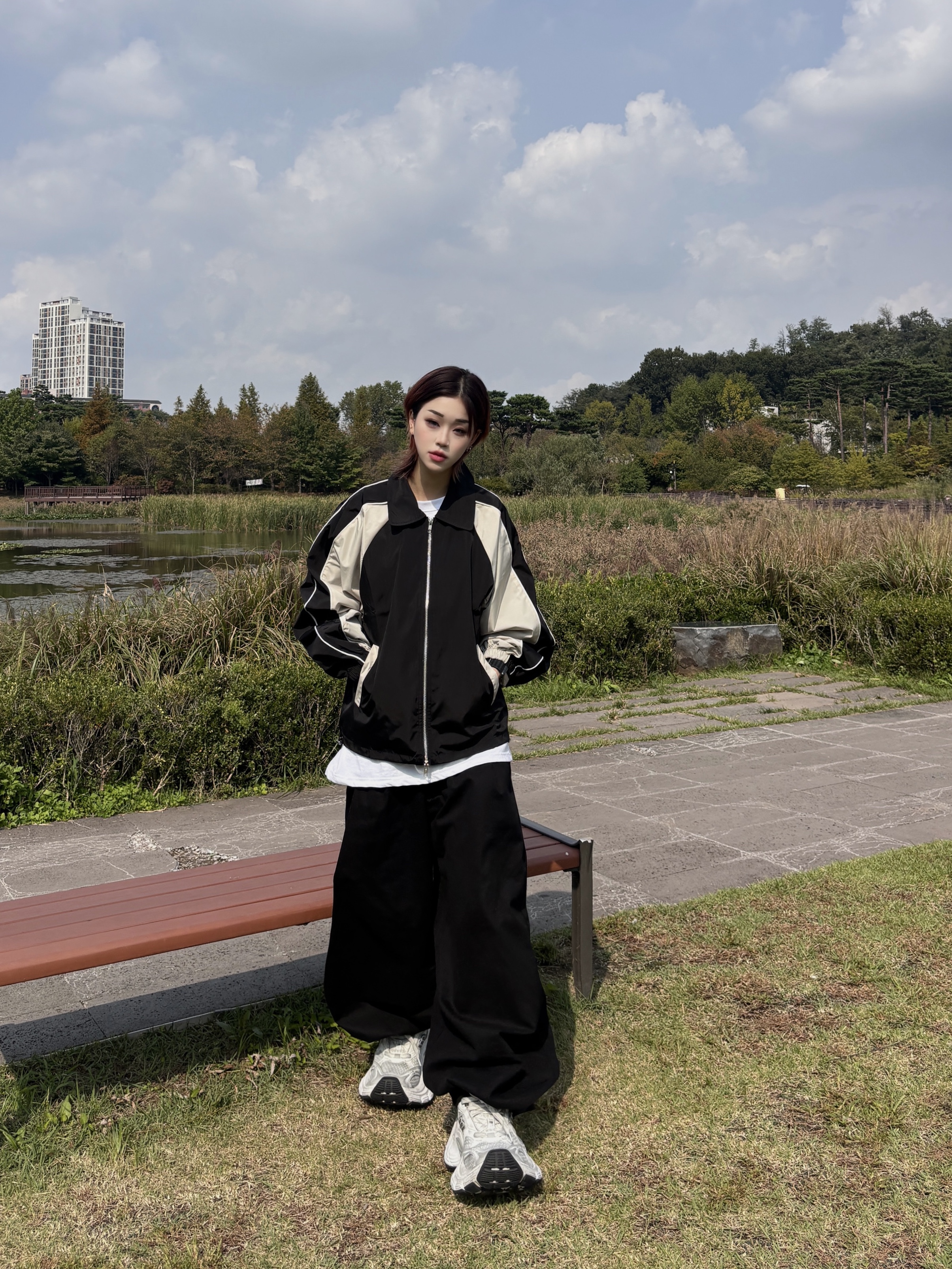 SLOW RECORD HOUSE Piping Line Windbreaker Black & Beige 착용 스타일 - 1