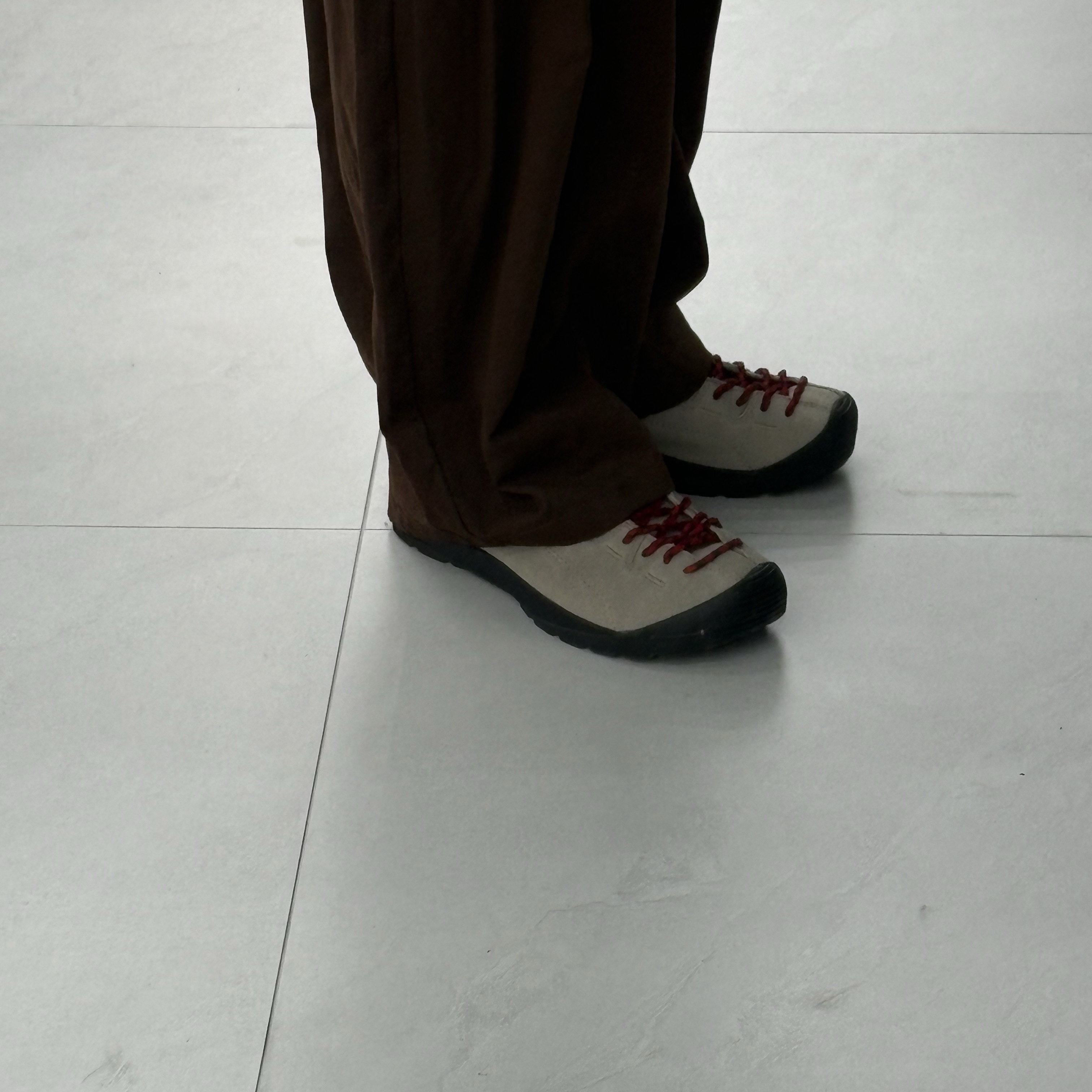 Keen Jasper Sneakers Men Silver Mink 착용 스타일 - 2