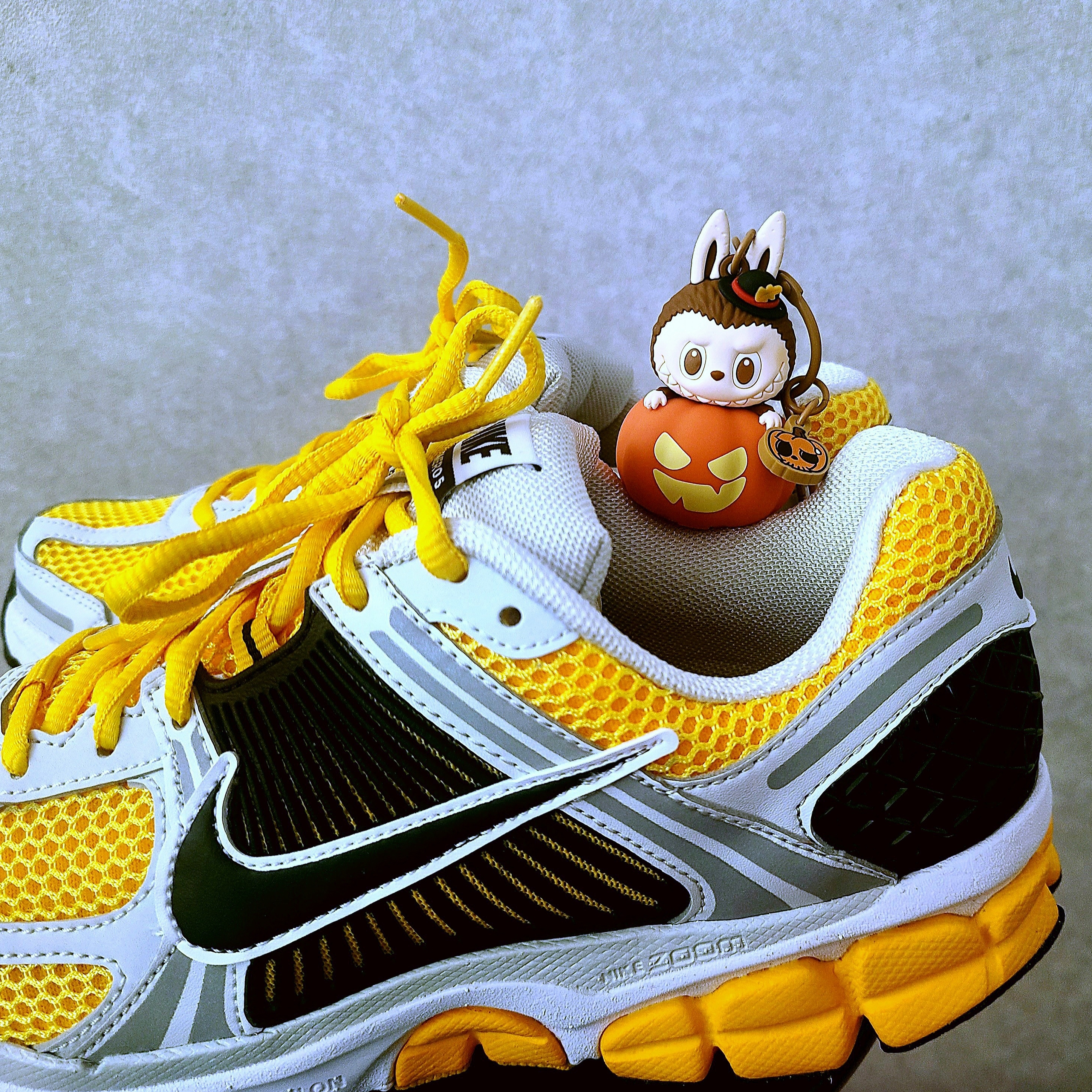 Nike Zoom Vomero 5 Photon Dust University Gold, Pop Mart Halloween Party Series Luminous Pumpkin Keyring Labubu 착용 스타일 - 2