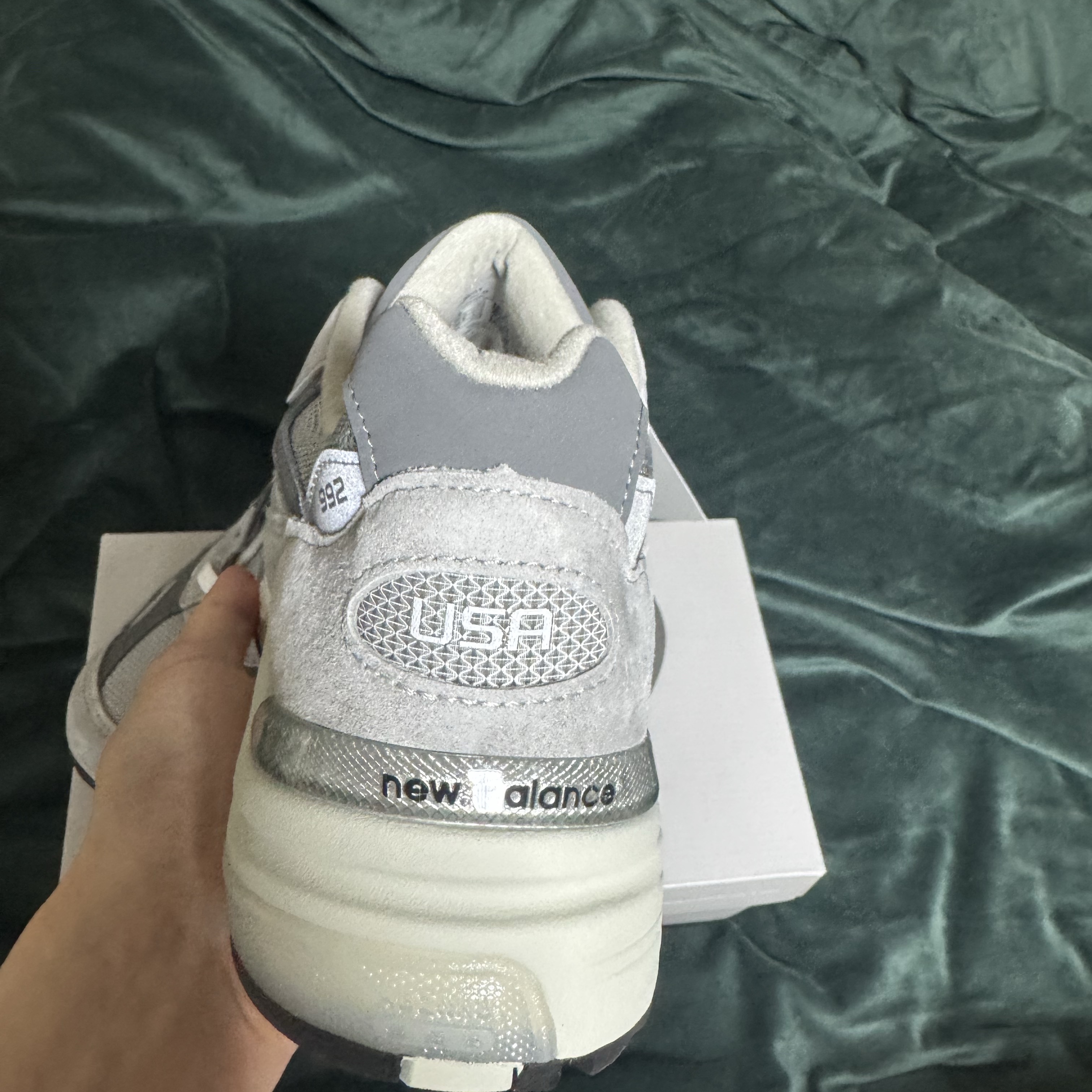 New Balance 992 Made in USA Core Grey Silver Metallic 착용 스타일 - 3