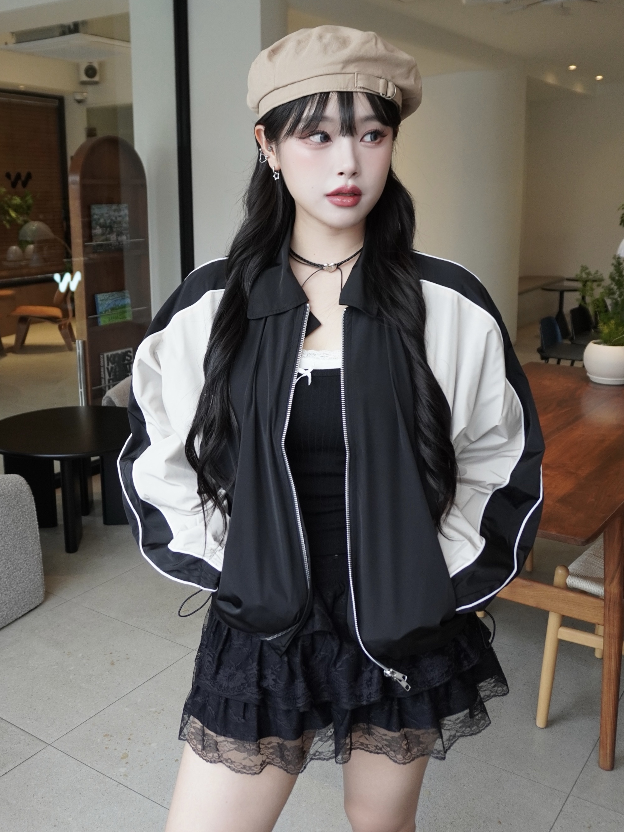 SLOW RECORD HOUSE Piping Line Windbreaker Black & Beige 착용 스타일 - 2