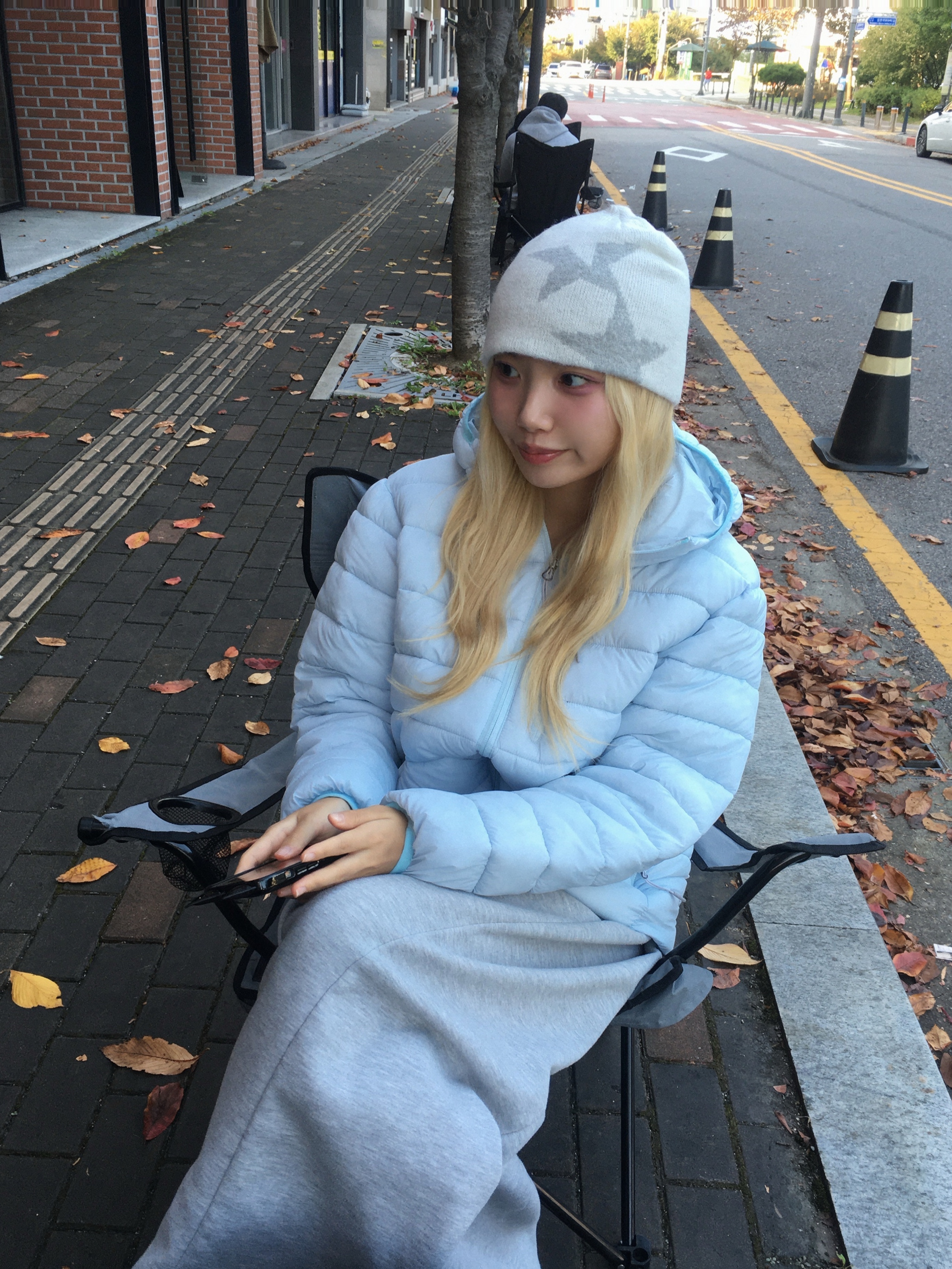 CAVISH Twin Star Beanie Ivory 착용 스타일 - 1