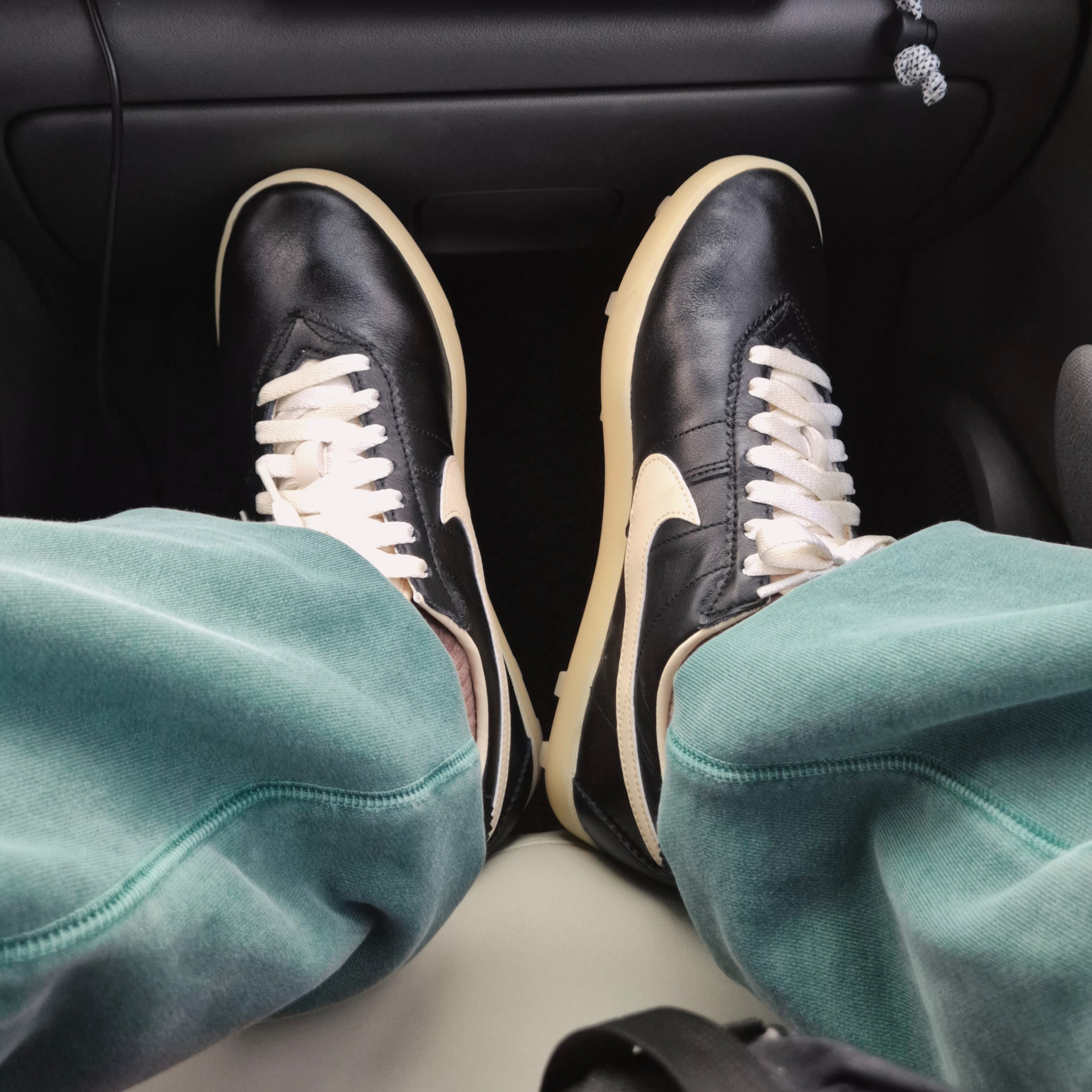 (W) Nike Astrograbber Black Sail 착용 스타일