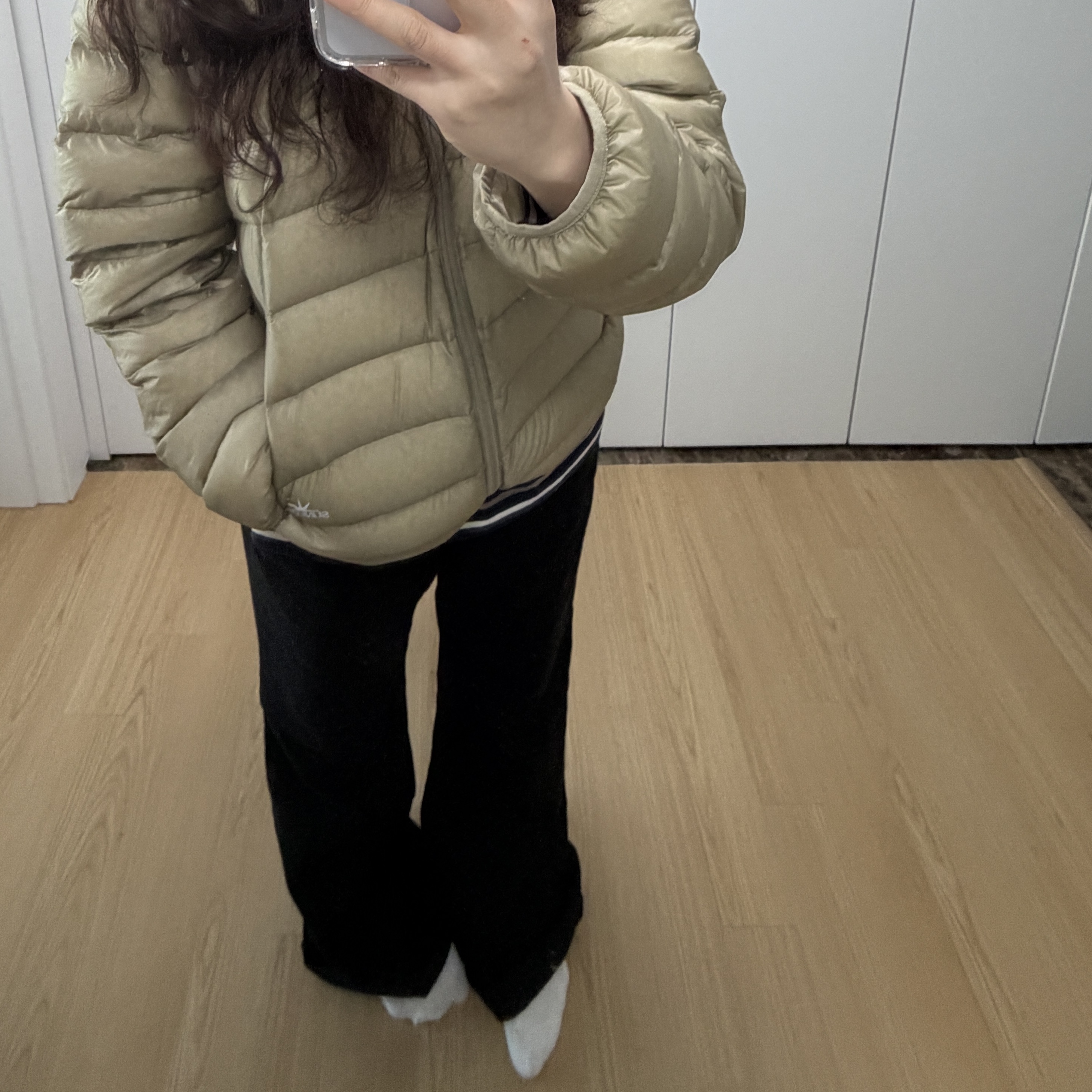 Sunlove Hooded Fly Light Down Jacket Stone 착용 스타일